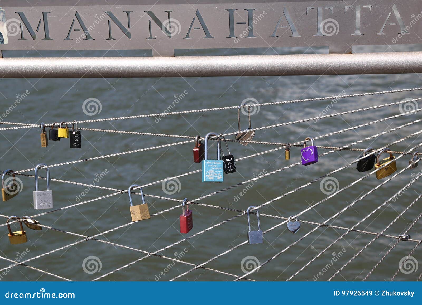 Liefdesloten bij het de Brugpark van Brooklyn in New York. BROOKLYN, NEW YORK - AUGUSTUS 13, 2017: Liefdesloten bij het de Brugpark van Brooklyn in Brooklyn, New York Het ritueel van het hechten van hangsloten, als symbool van liefde, aan brug wordt uitgespreid in Europa van 2000s