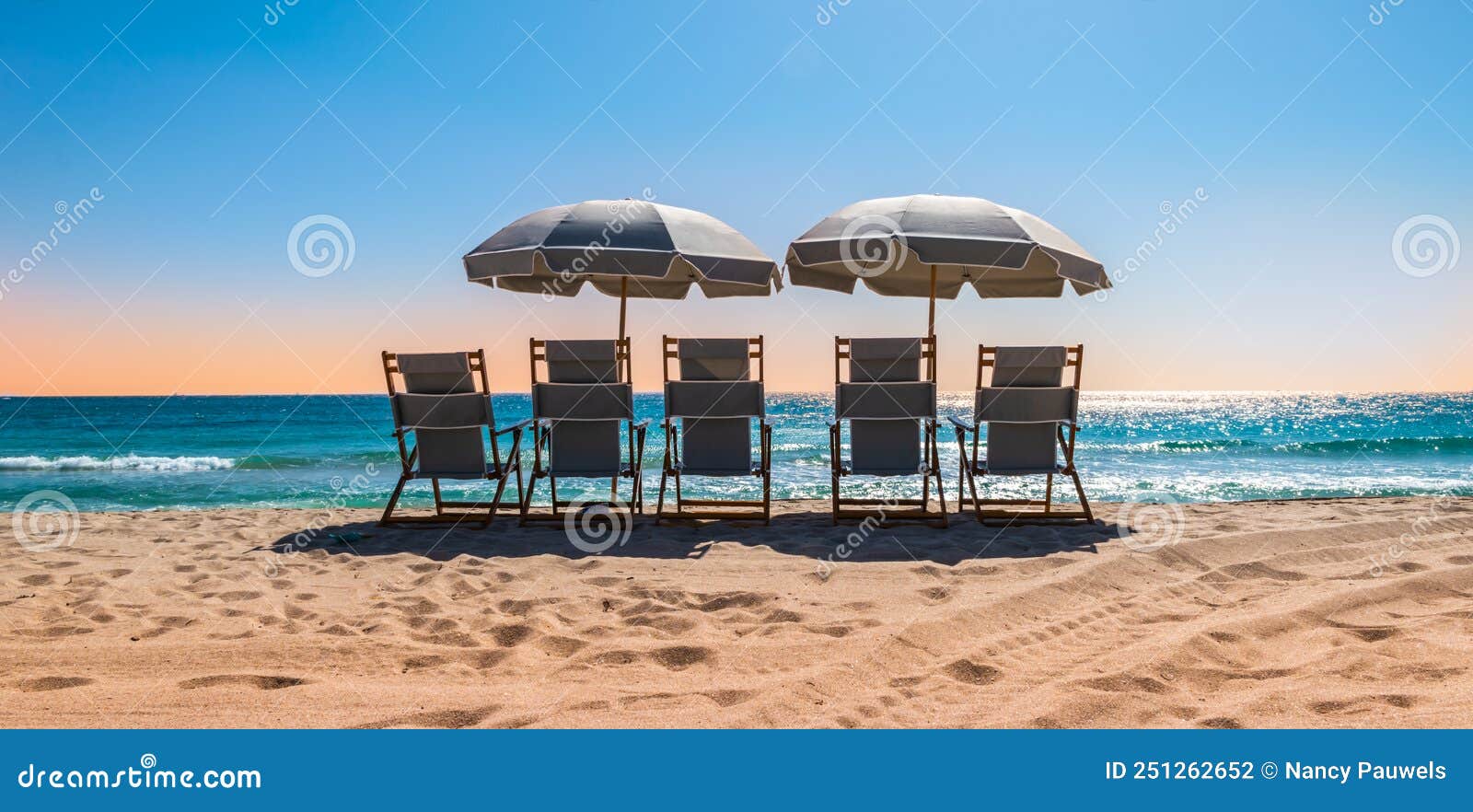 Stühle Und Sonnenschirm am Strand Von Hollywood, Florida Stockfoto