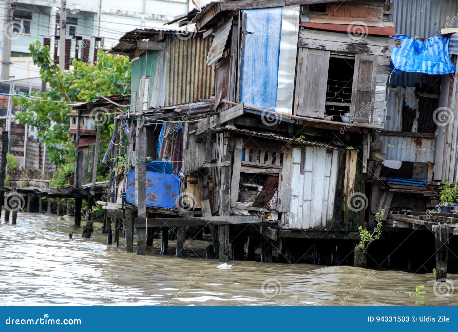 life-slums-bangkok-thailand-river-94331503.jpg