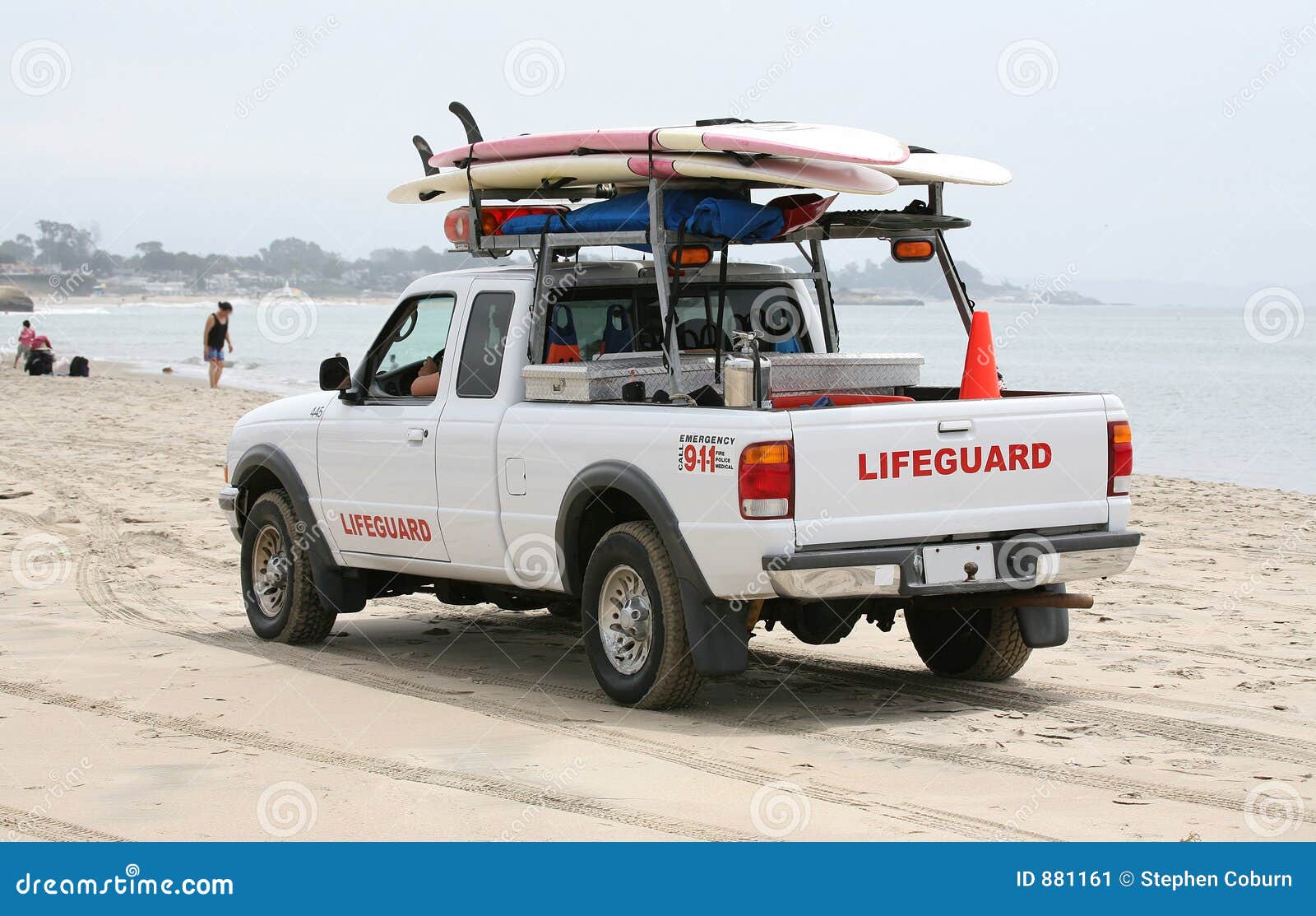 Lifeguard no caminhão com prancha