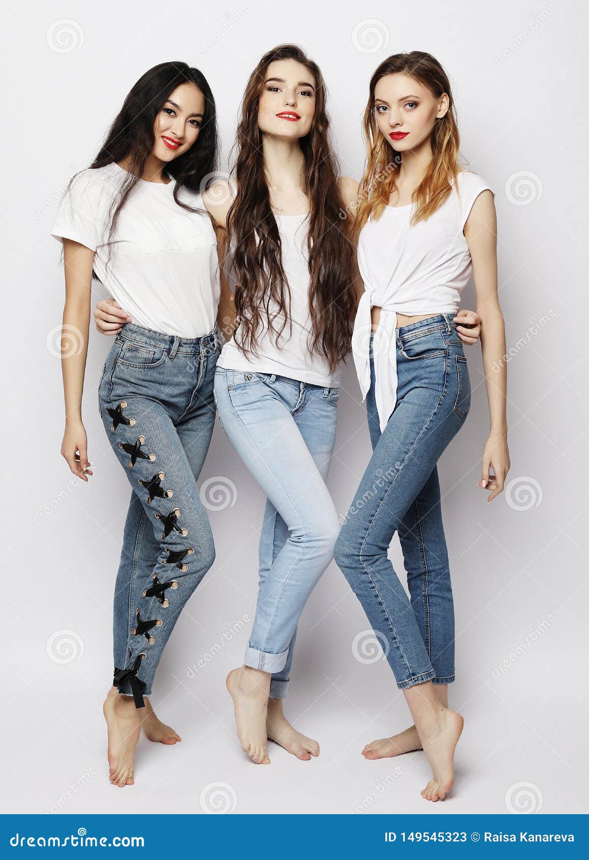 Три девушки в полный рост