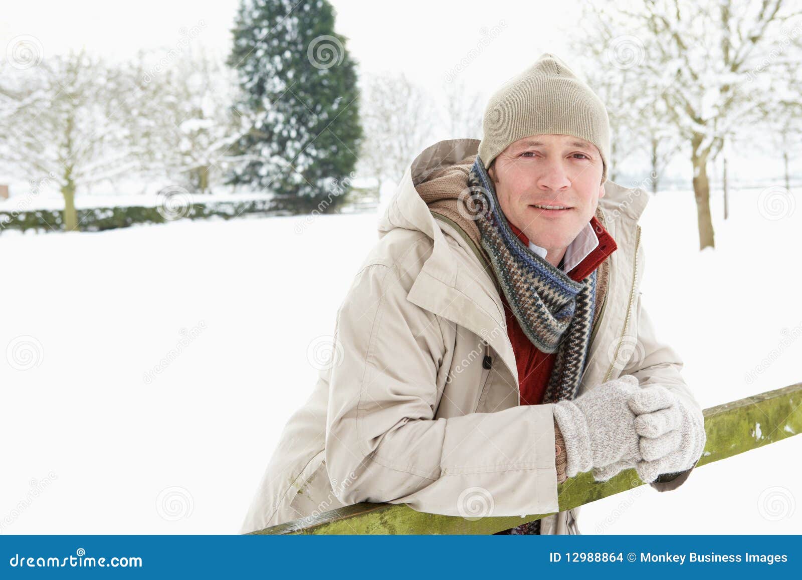 Liggandeman utanför snöig standing. Kameraliggande som ser mannen utanför snöig standing