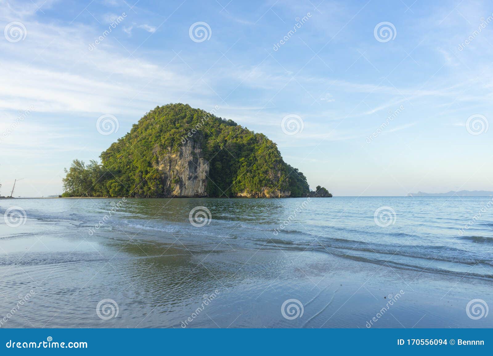 job Embankment hydrogen Light Blue Sky and Islands in the Background at Hat Chao Mai National Park,  Trang Stock Photo - Image of shore, green: 170556094
