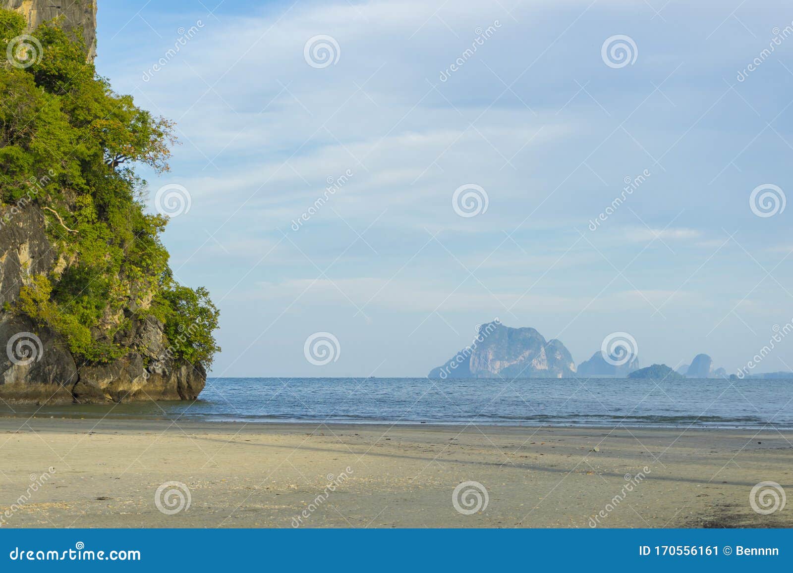 siv positur tømrer Light Blue Sky and Islands in the Background at Hat Chao Mai National Park,  Trang Stock Image - Image of beautiful, green: 170556161