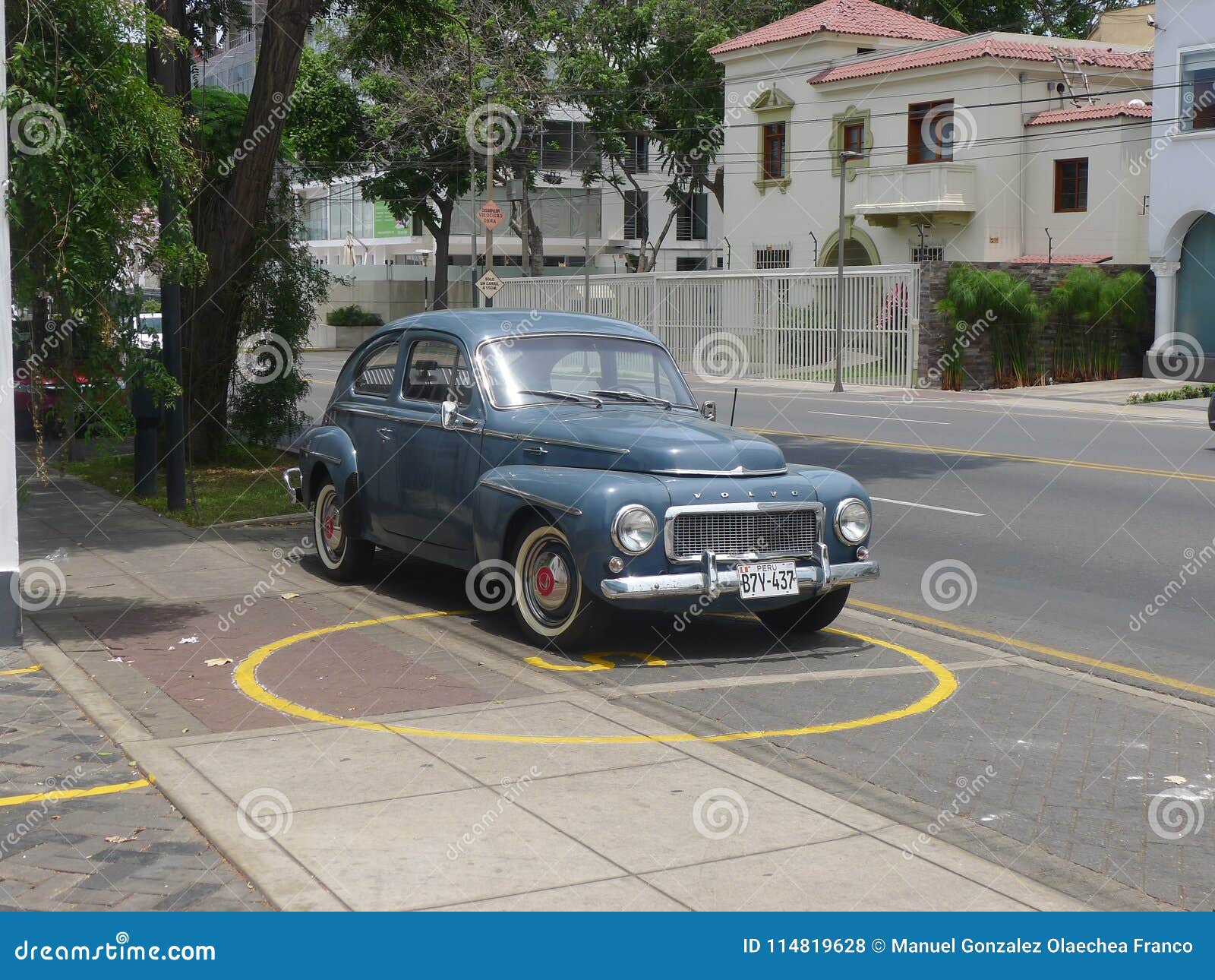 Light Blue Volvo Pv544 Parked In San Isidro Lima Editorial