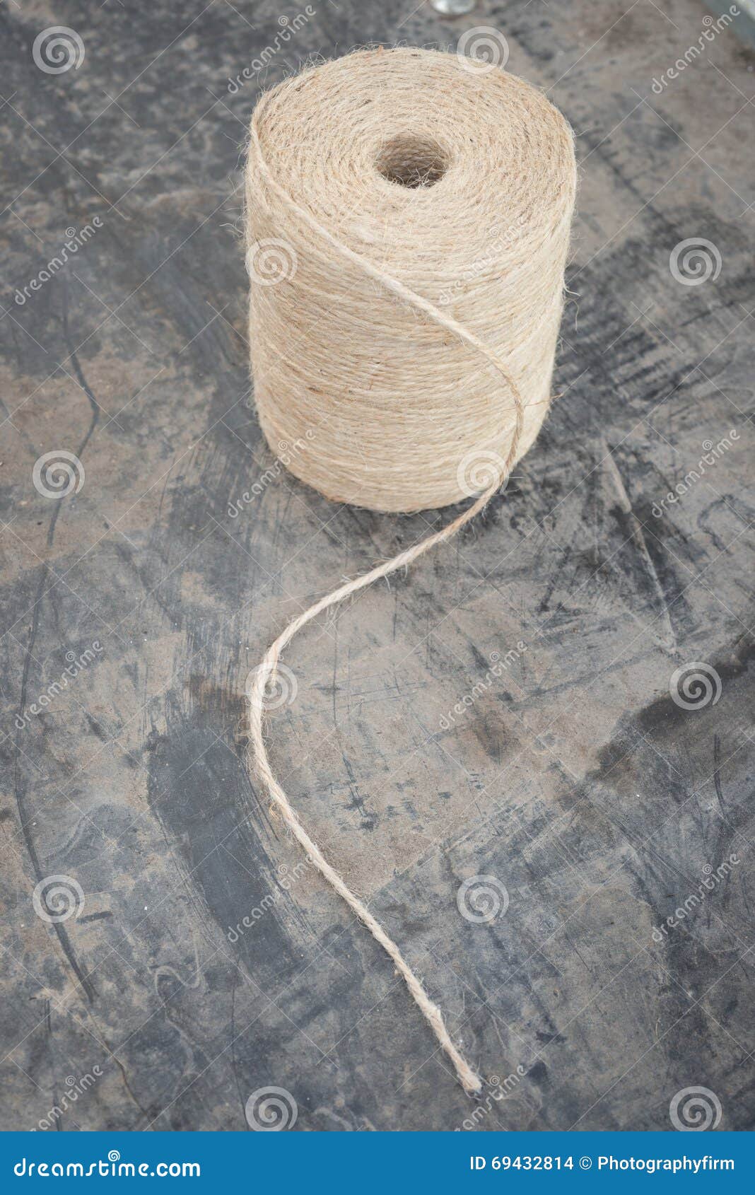 https://thumbs.dreamstime.com/z/light-brown-gardening-string-unwinding-trailing-thread-roll-black-plastic-muddy-sheet-69432814.jpg