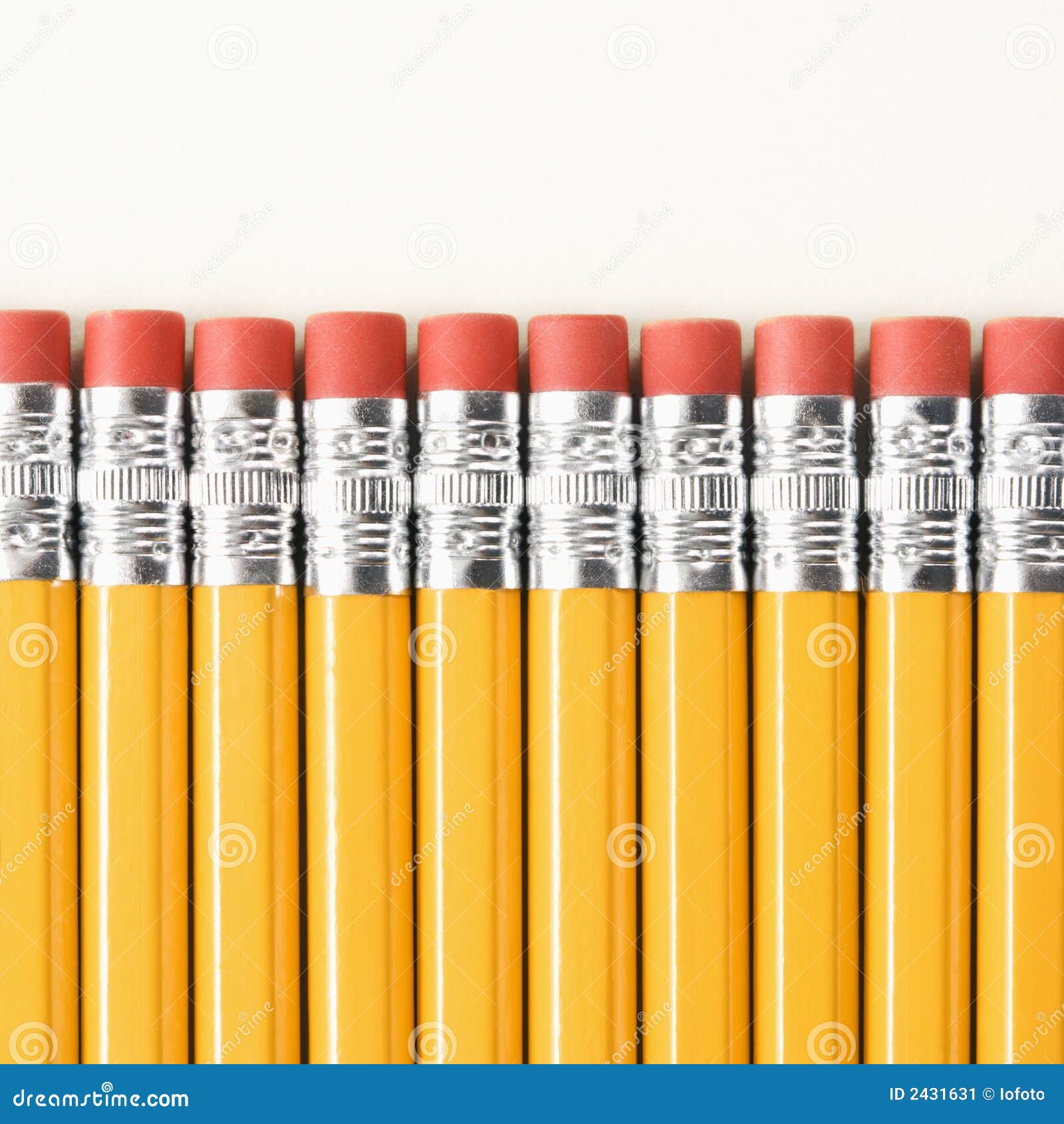 Ligne des crayons. image stock. Image du école, approvisionnements 2431631