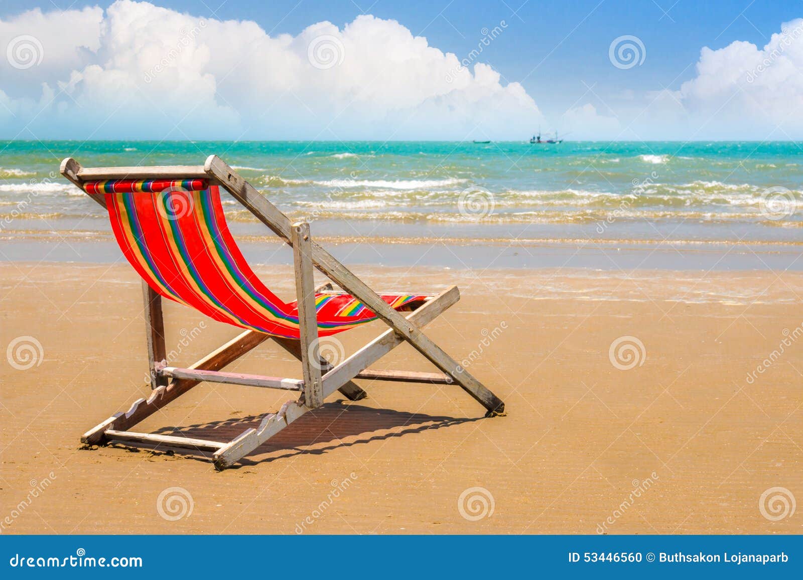 Verslinden periscoop Overgave Ligstoel Op Het Strand Met Duidelijke Blauwe Hemel Stock Foto - Image of  groen, ontspan: 53446560