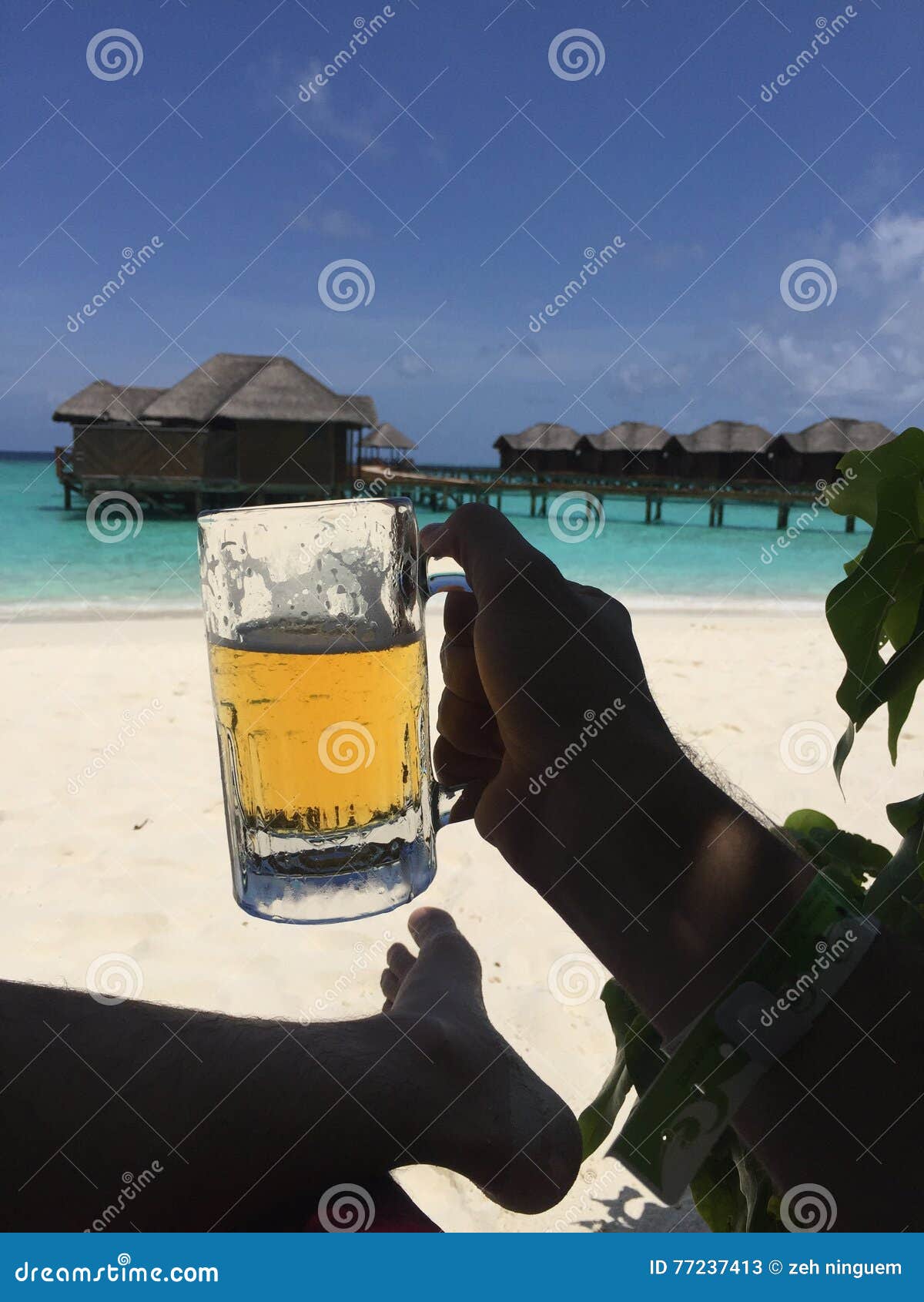 Likbår Maldiverna. Mannen tycker om dagdrinköl