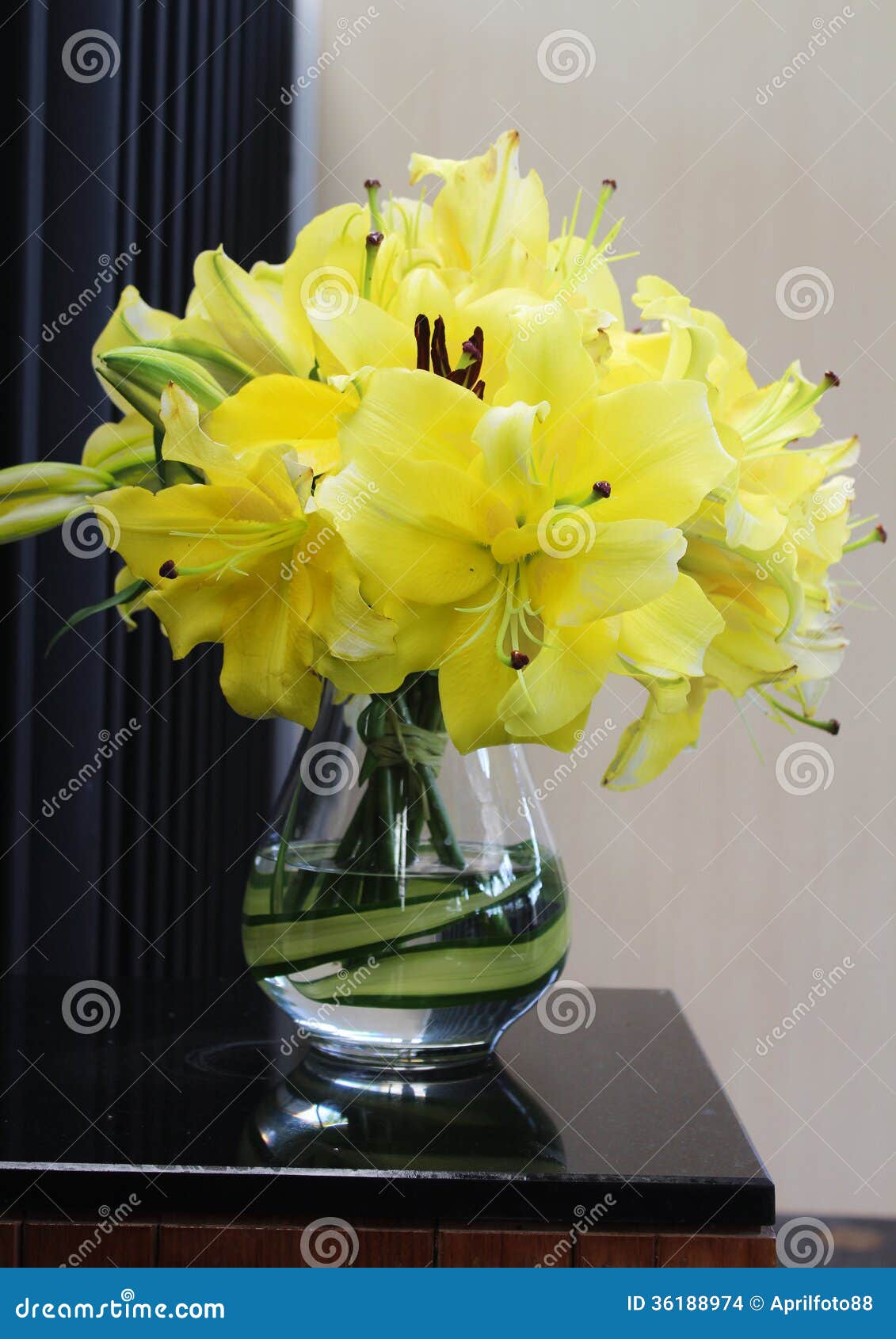 Lily Bouquet foto de archivo. Imagen de cubo, ramo, pascua 36188974