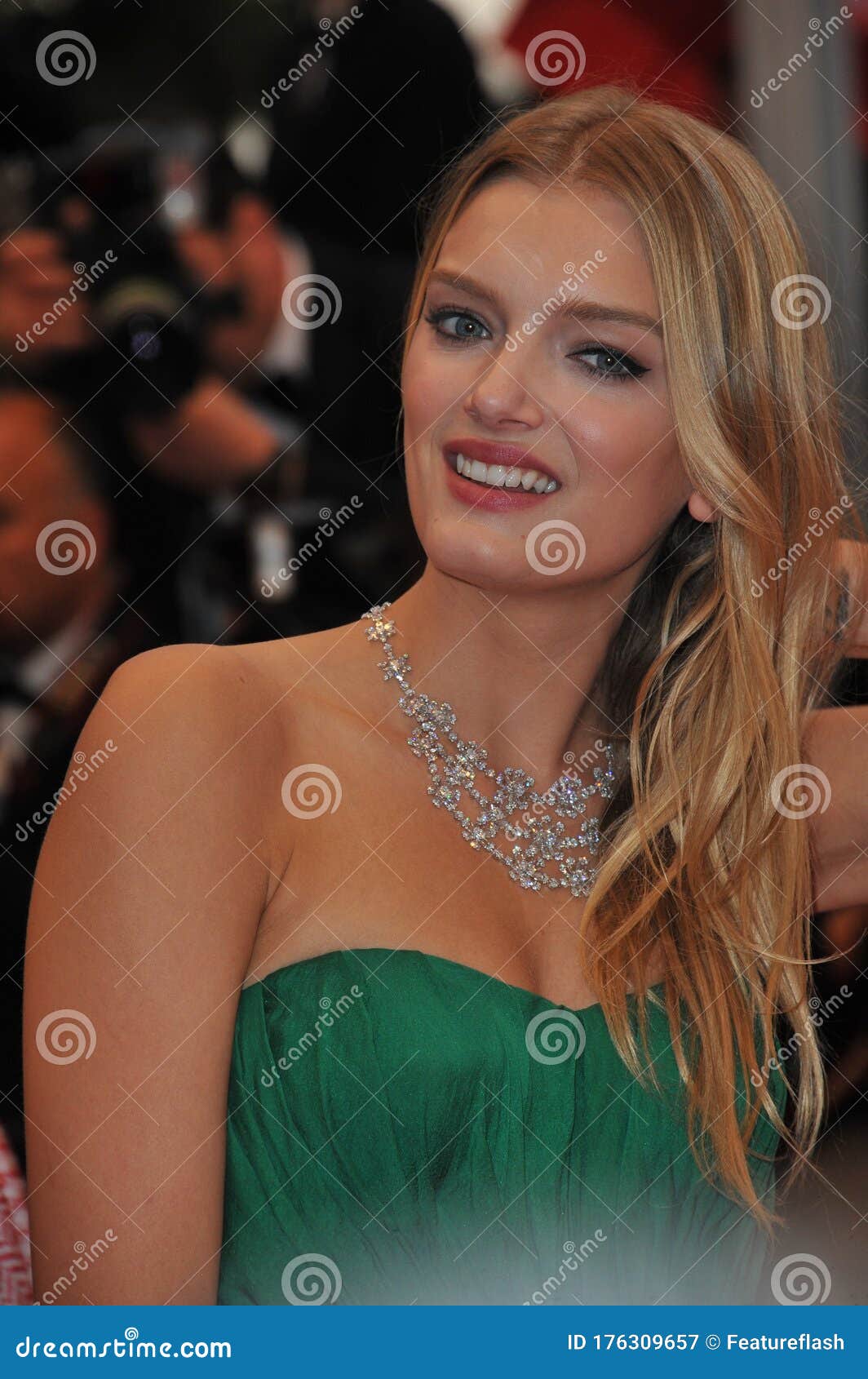 [Image: lily-donaldson-cannes-france-may-gala-sc...309657.jpg]