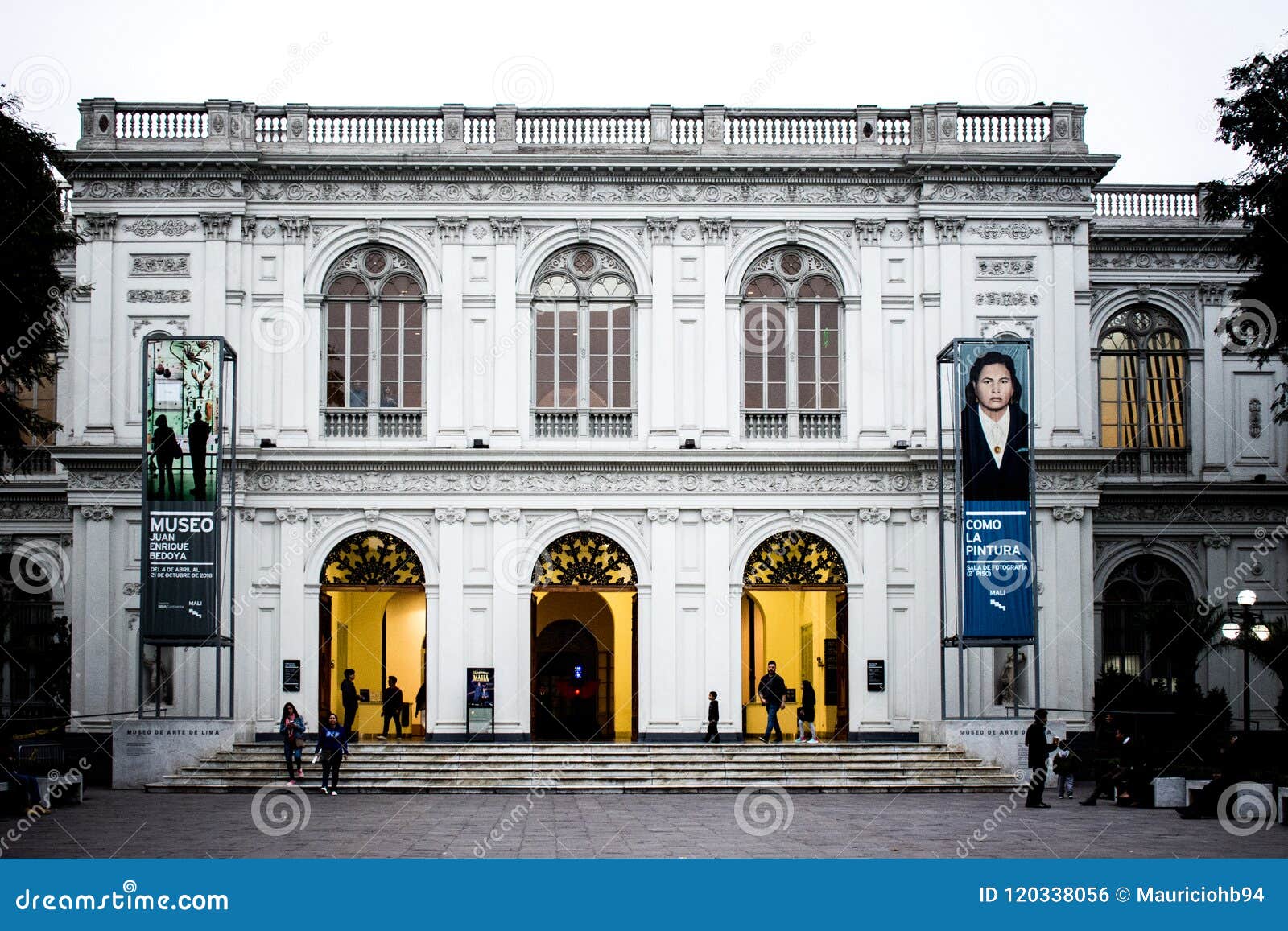 Lima muzeum sztuki z dwa reklamami - Lima Peru