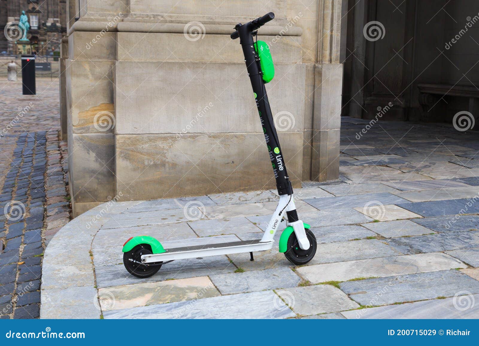 teenager Thorns lære Lime Scooter Parked on Sidewalk Editorial Stock Image - Image of escooter,  mobility: 200715029