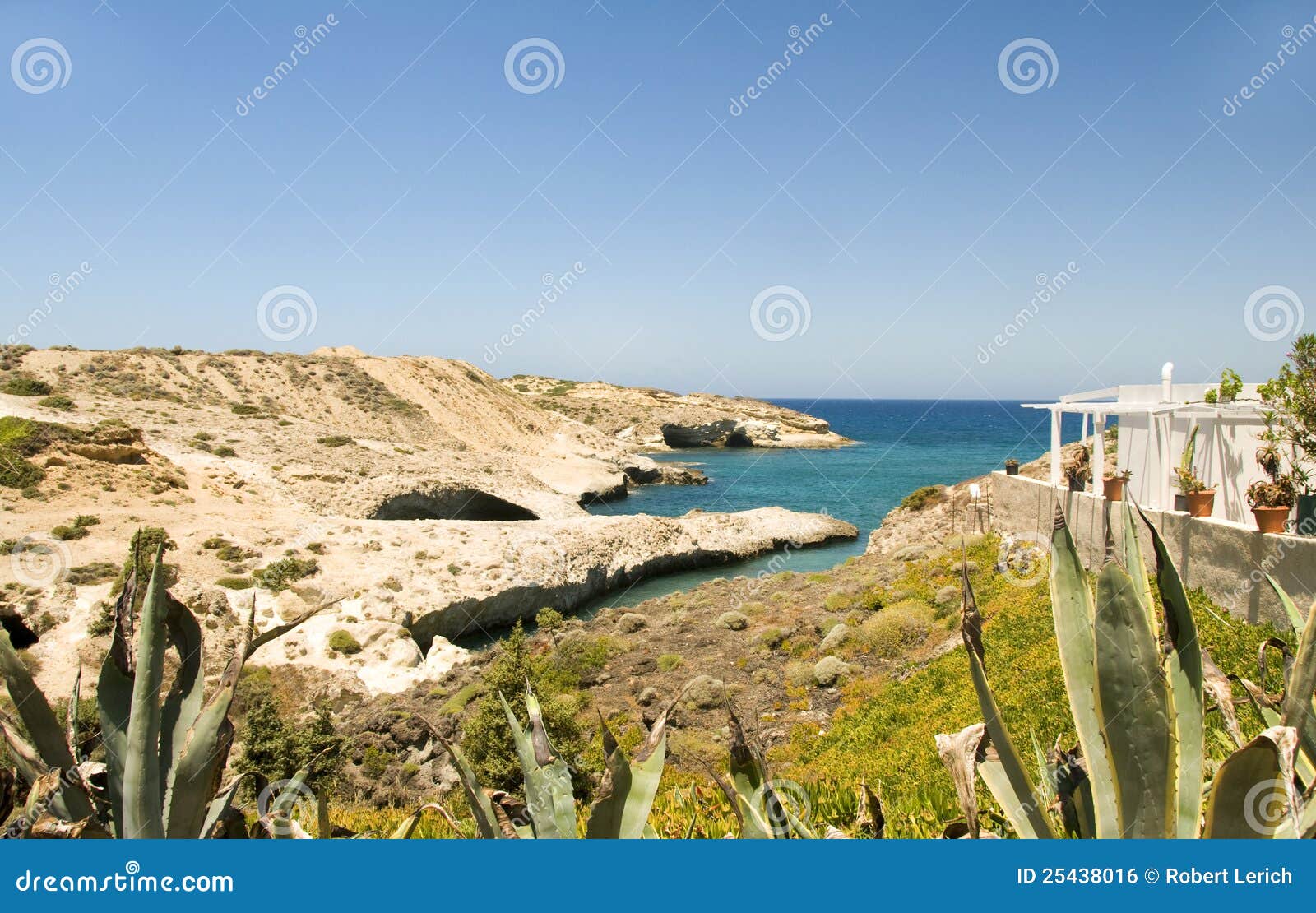 LimestonestrandMilos Cyclades Grekland. Limestonestrand med den grekiska ön Cyclades Grekland för typiska vita för husarkitektur medelhavs- Milos för hav