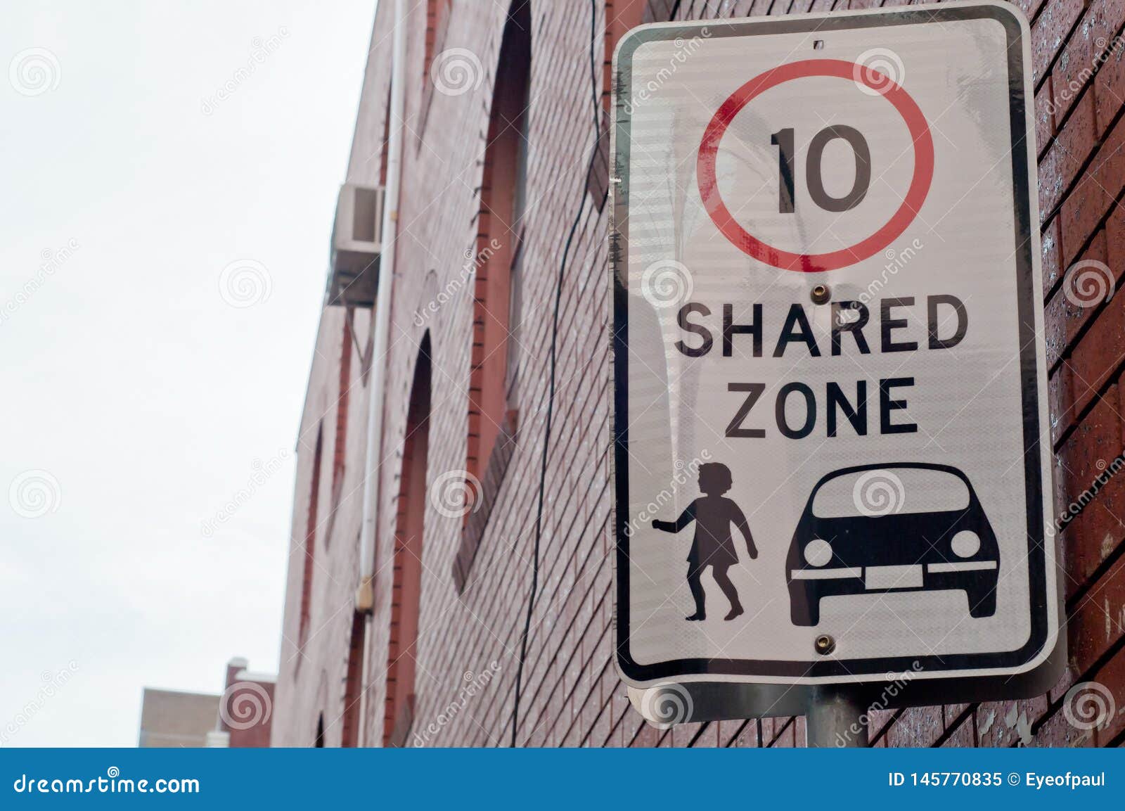 Запрет 10 лет. Знак зона 10 км. Traffic Zone.