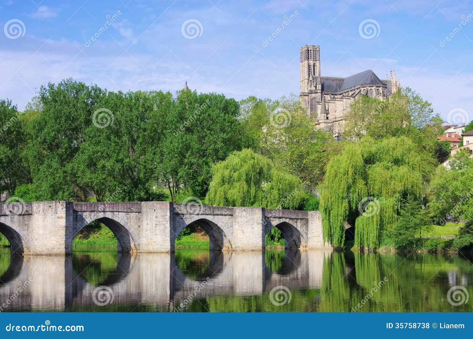 Limoges photo stock. Image du europe, passerelle, cathédrale 35758738