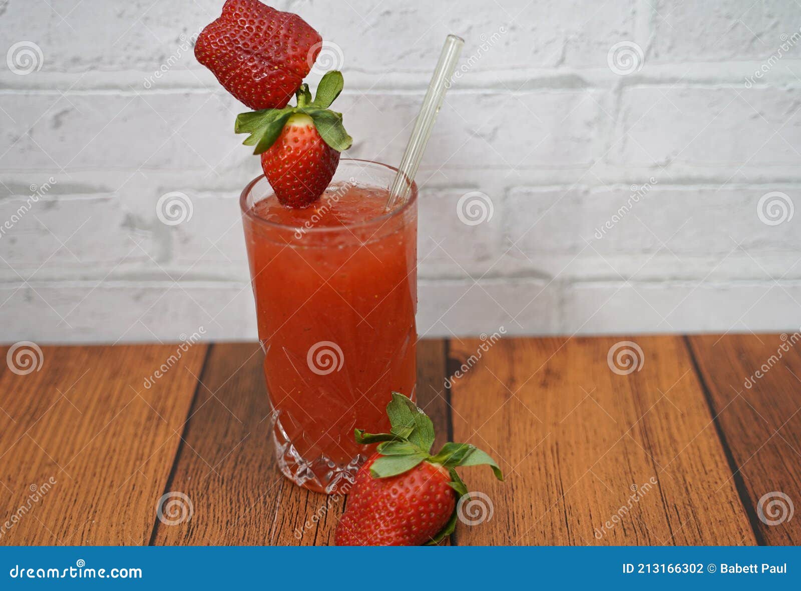 Limonada De Morango Com Aroma De Rum Foto de Stock Imagem de fresco