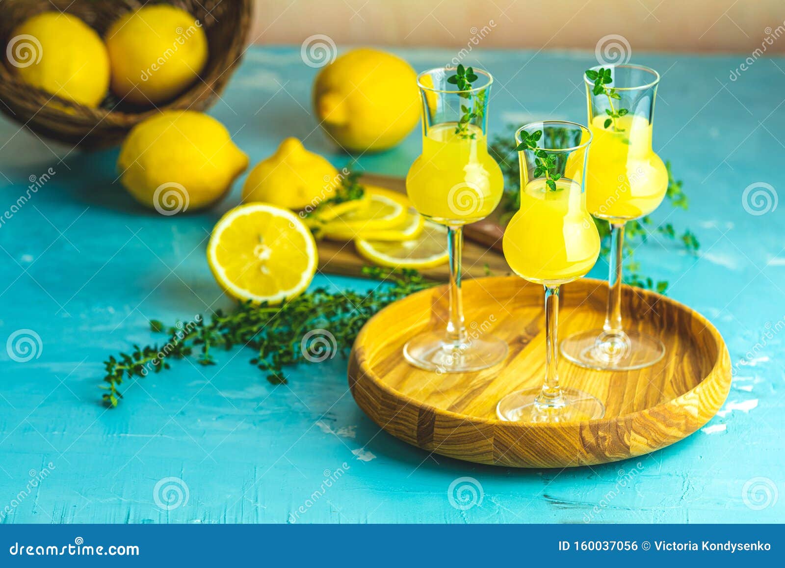 Limoncello Italien Et Citrons Frais Sur Un Fond En Bois Rustique