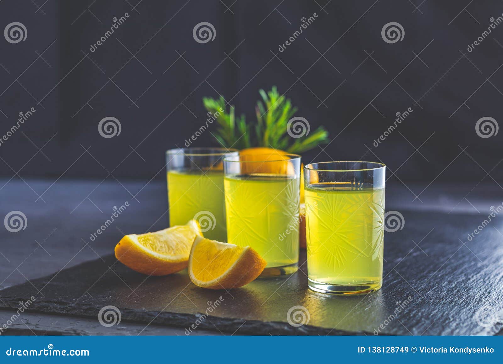 Limoncello Italien Traditionnel Ou Liqueur De Citron Photo stock