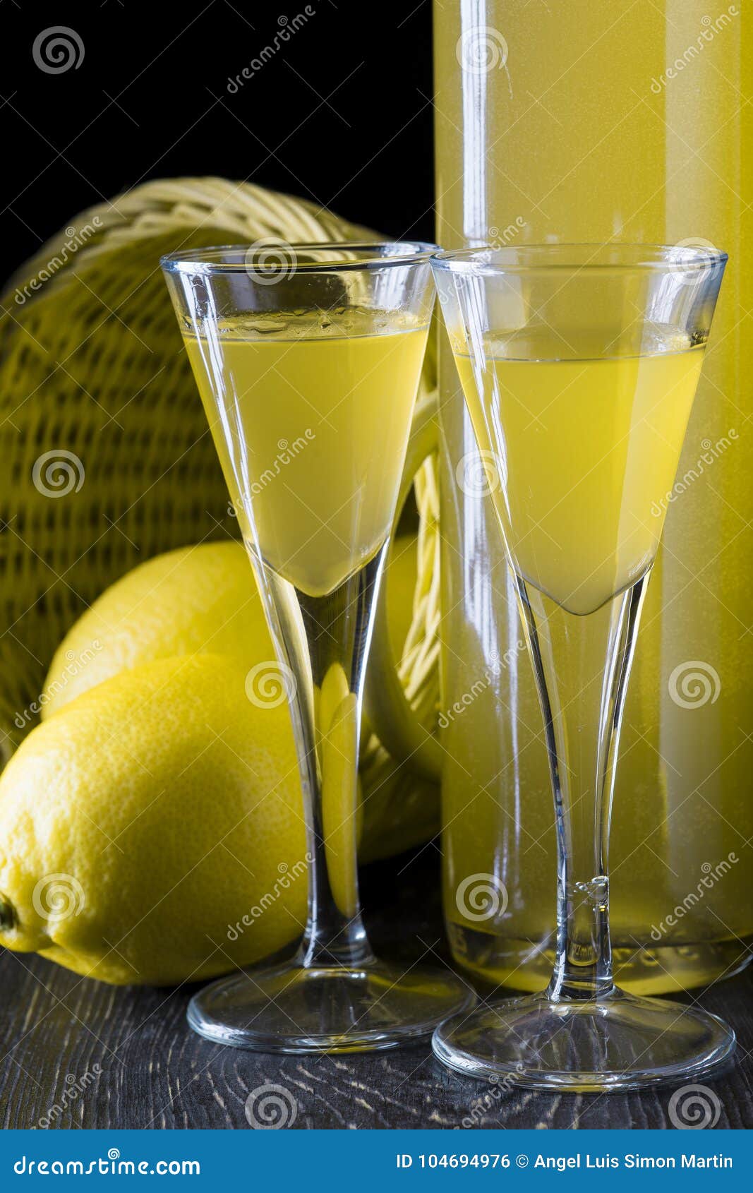 Limoncello Italien Dans Un Verre à Liqueur Sur Un Fond En Bois