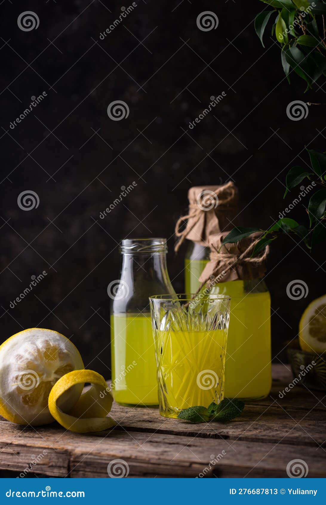 Limoncello Italien Traditionnel Ou Liqueur De Citron Image stock