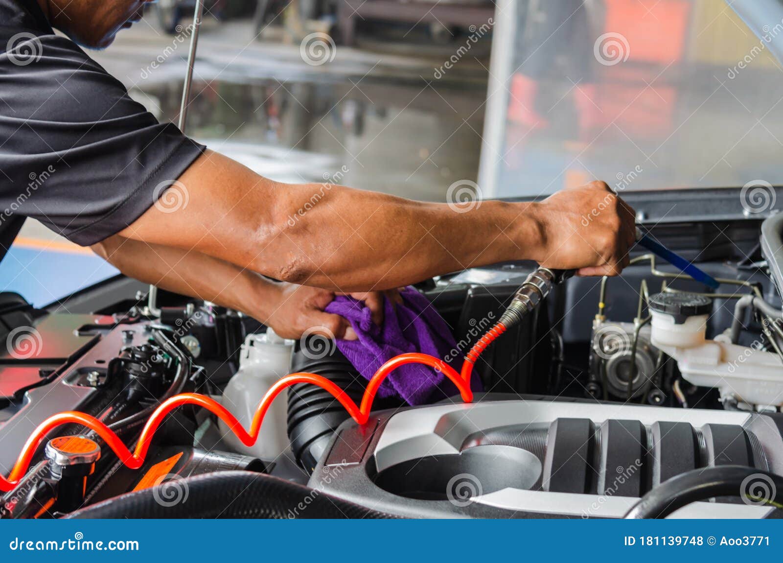 Limpiador De Motores De Automóviles Foto de archivo - Imagen de cuidado,  automotor: 181139748