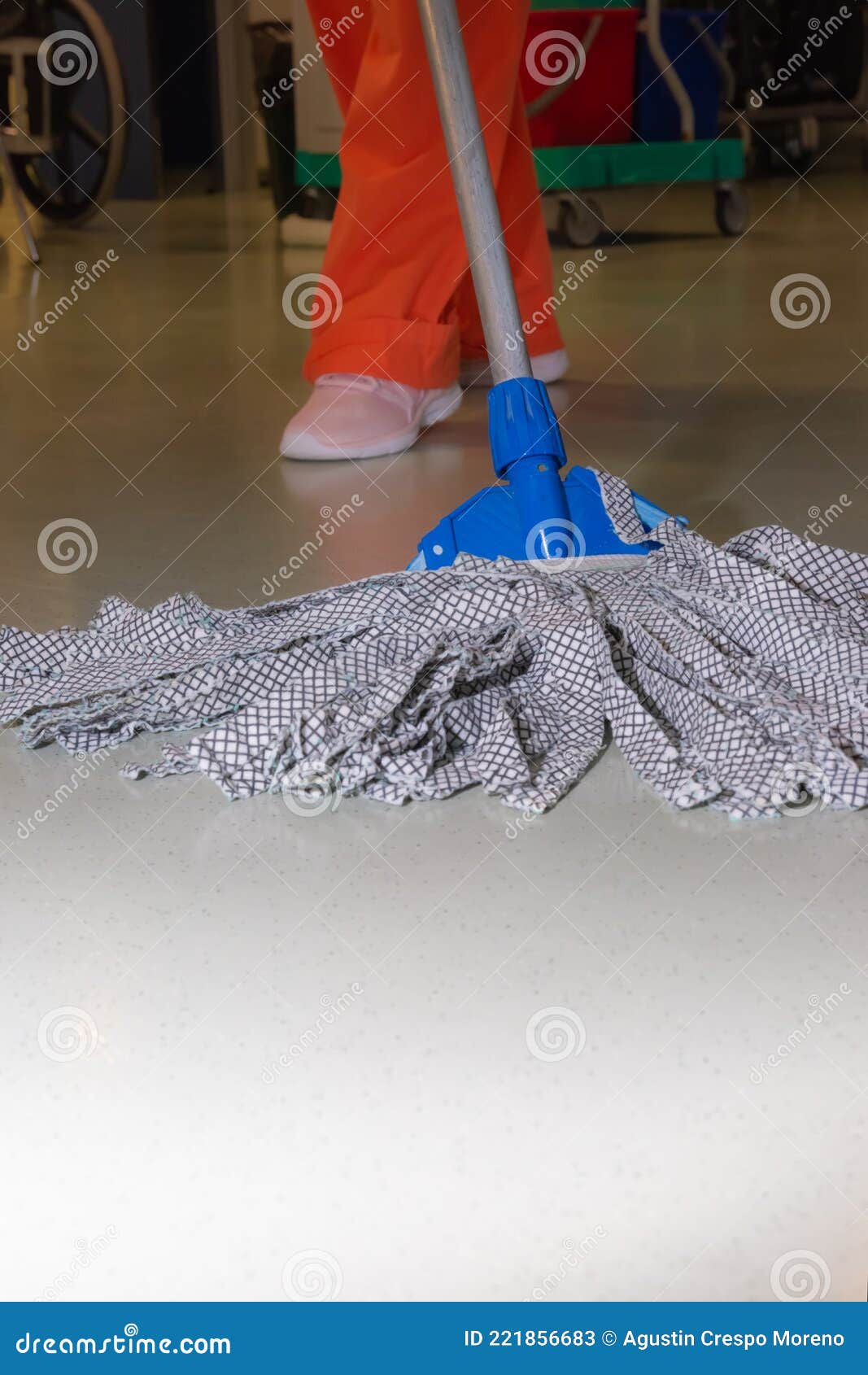 Limpiando Los Pisos De Un Quirófano Con Las Piernas De Una Mujer Limpiadora  Detrás Imagen de archivo - Imagen de sano, desinfectante: 221856683