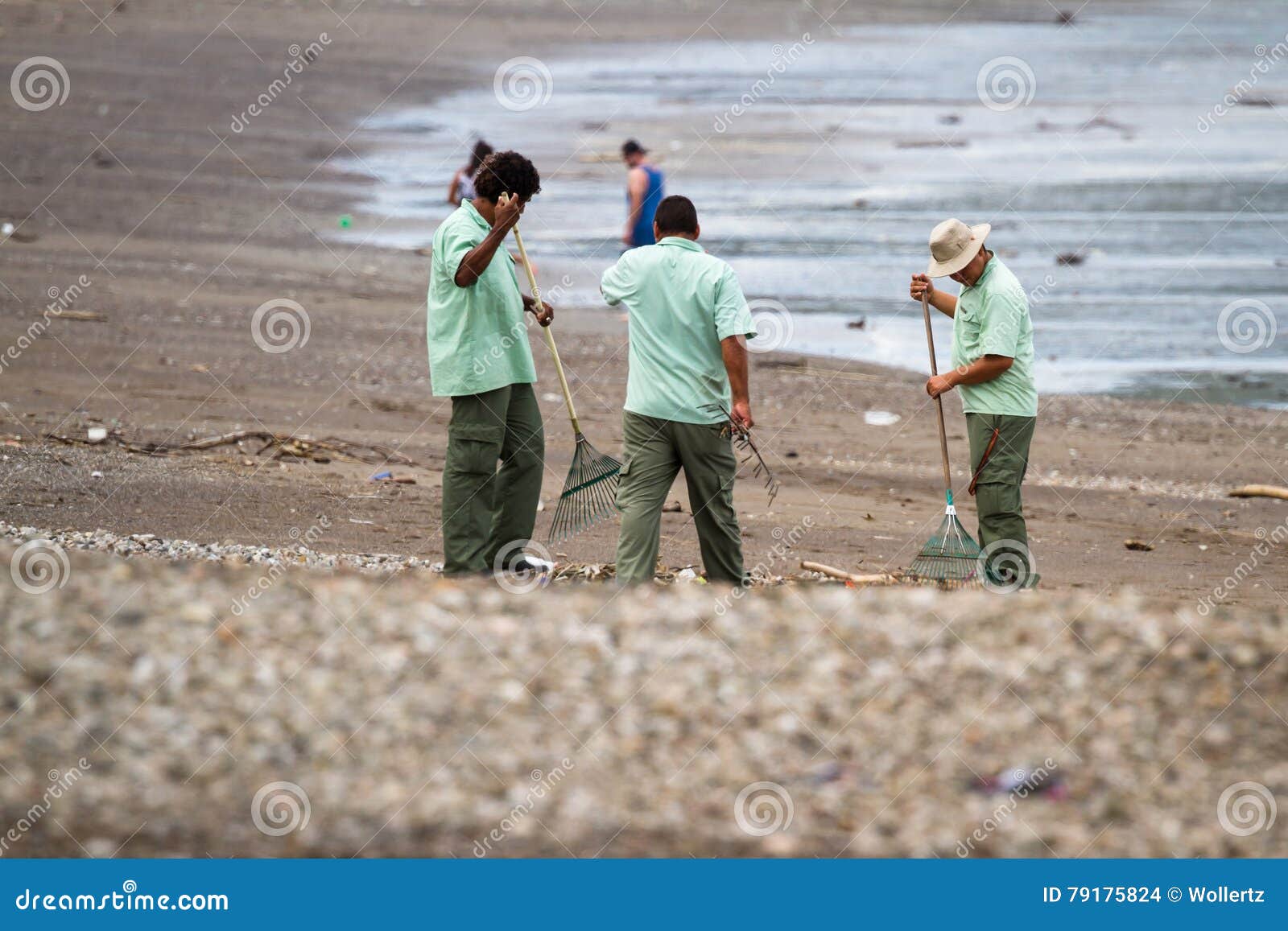 Limpiar la playa imagen de archivo editorial. Imagen de funcionamiento