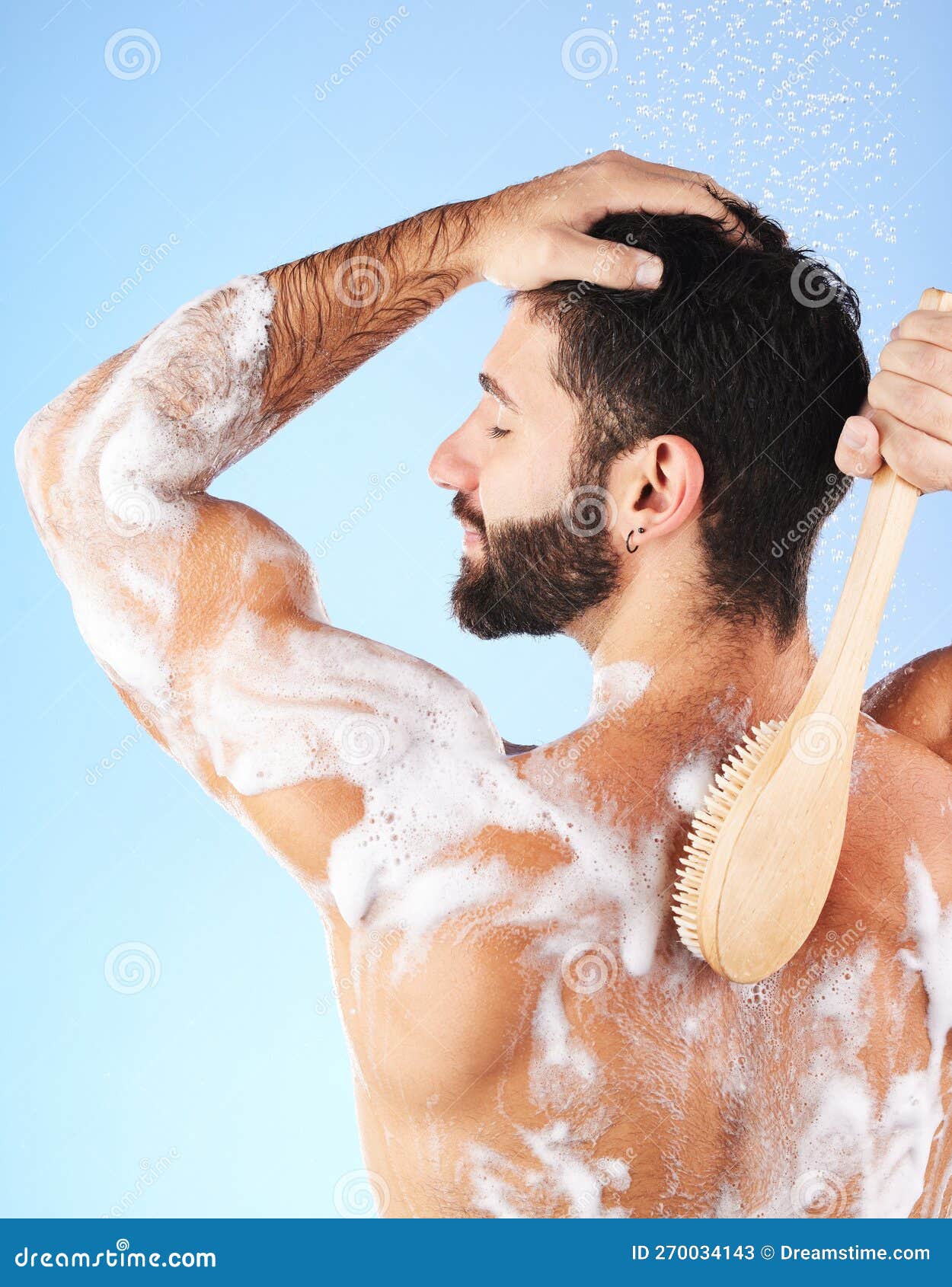 Limpieza De La Ducha Y Espalda Del Hombre Con Cepillo Y Jabón De  Salpicadura De Agua Para La Higiene Y El Bienestar. Autocuidado D Imagen de  archivo - Imagen de ducha, hombre