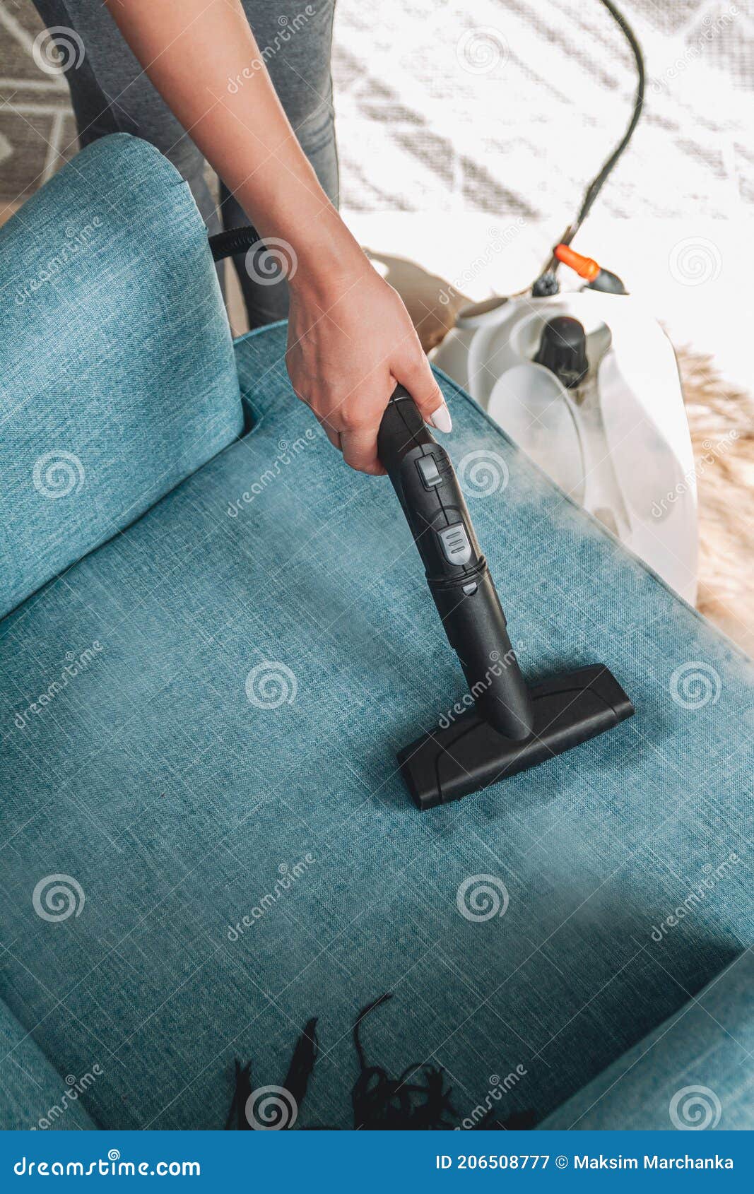 Limpieza Manual De Un Sillón Con Limpiador De Vapor Para Limpieza En Casa  Imagen de archivo - Imagen de sanitario, cepillo: 206508777