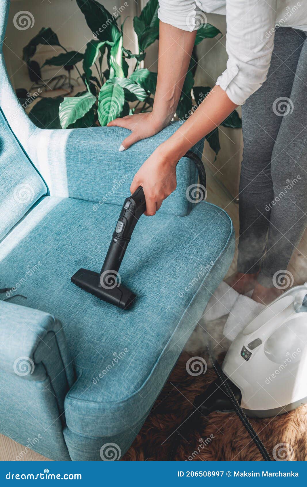 Limpieza Manual De Un Sillón Con Limpiador De Vapor Para Limpieza En Casa  Imagen de archivo - Imagen de limpieza, maneta: 206508997