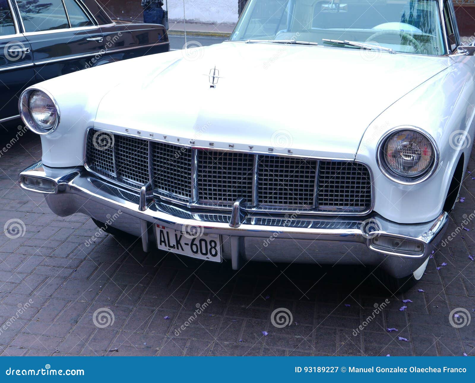 Lincoln Continental Mark II coupé in Lima wordt tentoongesteld dat. Lima, Peru 4 december, 2016 Retro gestileerd beeld van een schrijver uit de klassieke oudheid van een witte die de kleuren tweede generatie van de muntvoorwaarde van Lincoln Continental Mark II coupé tussen 1956 en 1958 wordt en in de V.S. door Ford Motor Company wordt geproduceerd gebouwd die Het werd tentoongesteld in uitstekende auto's toont in het district van Pueblo Libre van Lima