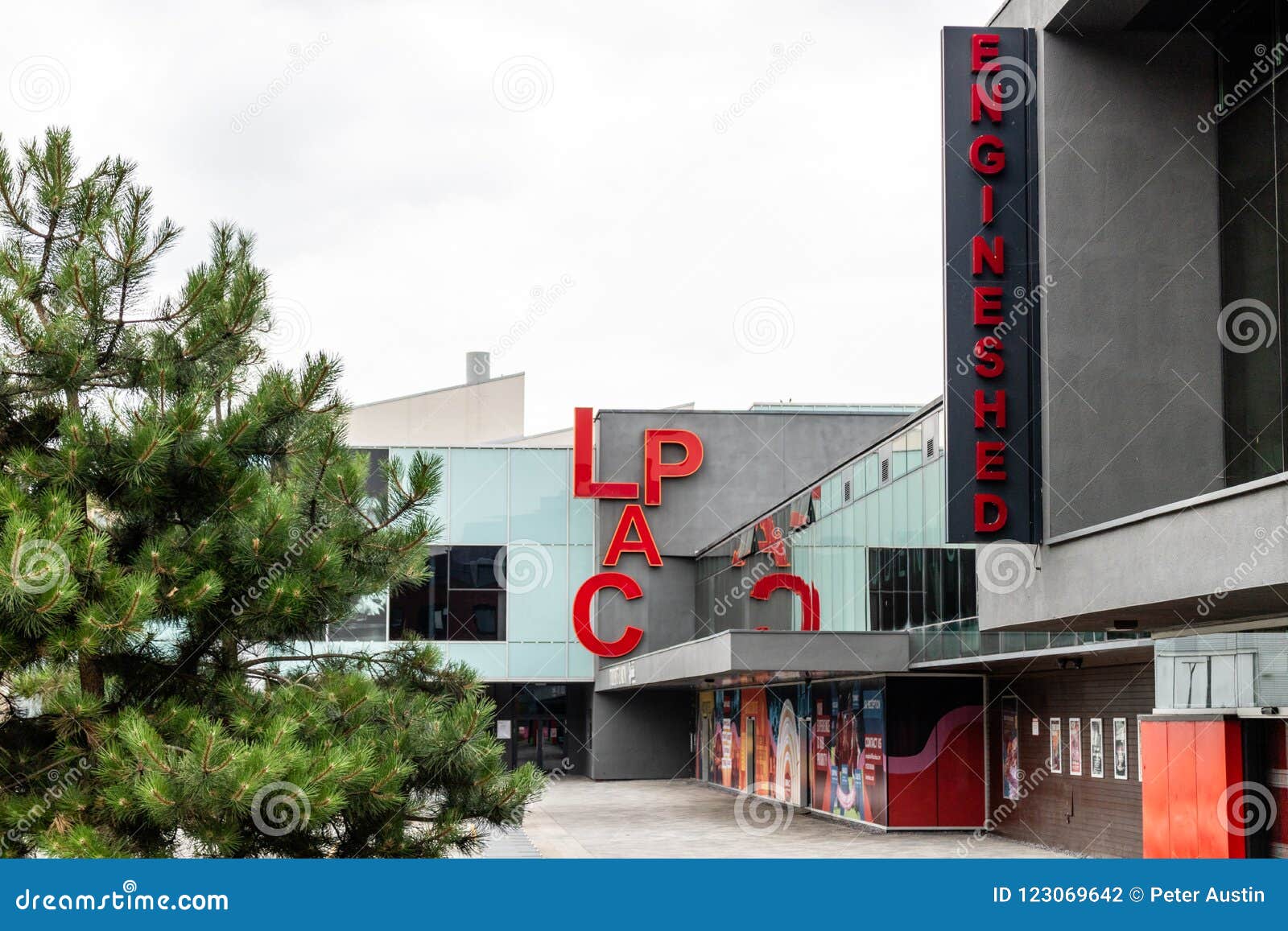 Lincoln, Vereinigtes Königreich - 07/21/2018: Die LPAC- und Maschinen-Halle. Lincoln, Vereinigtes Königreich - 07/21/2018: Das LPAC und die Maschine verschüttet auf der Universität von Lincoln Campus