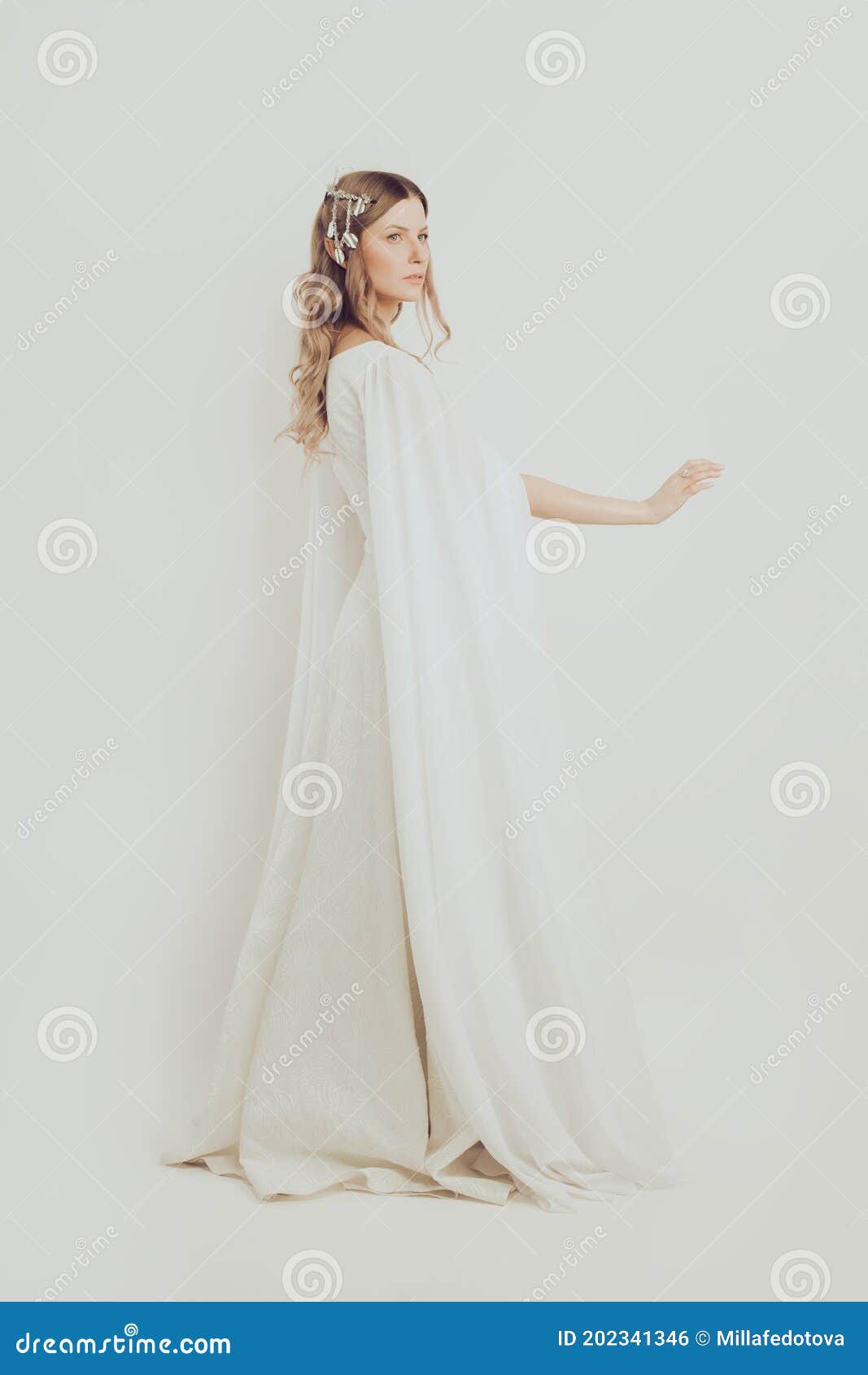 Linda Anciana Con Vestido Blanco. Misteriosa Hechicera De Elfo Princesa Disfraz De Personaje De Halloween Foto de archivo - Imagen de halloween, duendecillo: 202341346 Linda Anciana Con Vestido Blanco. Misteriosa Hechicera De Elfo Princesa Disfraz De Personaje De Halloween Foto de archivo - Imagen de halloween, duendecillo: 202341346