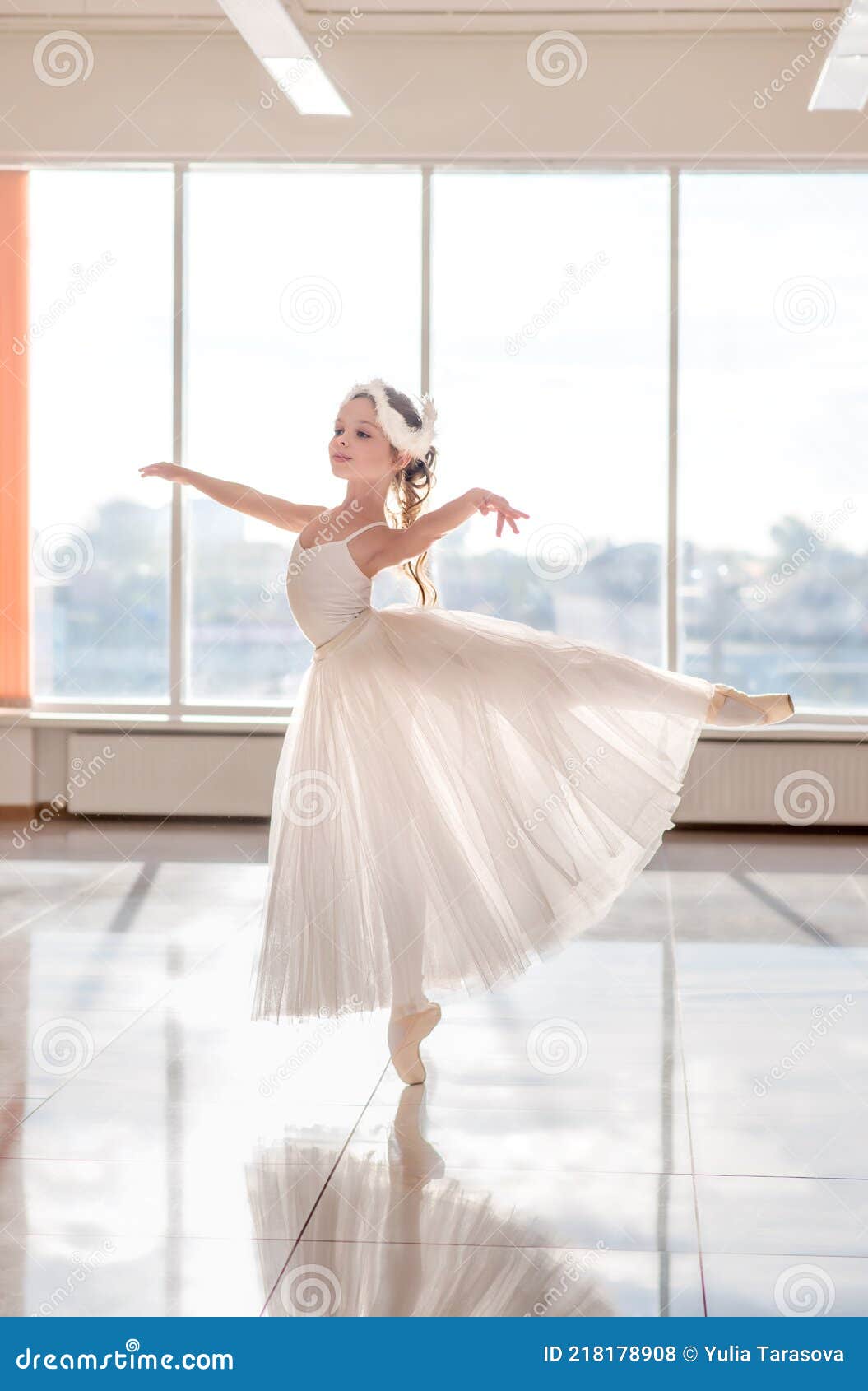 Linda Bailarina En Traje Ballet Zapatos De Punta Con Baile En La Habitación Foto de archivo - Imagen de clase, alineada: 218178908