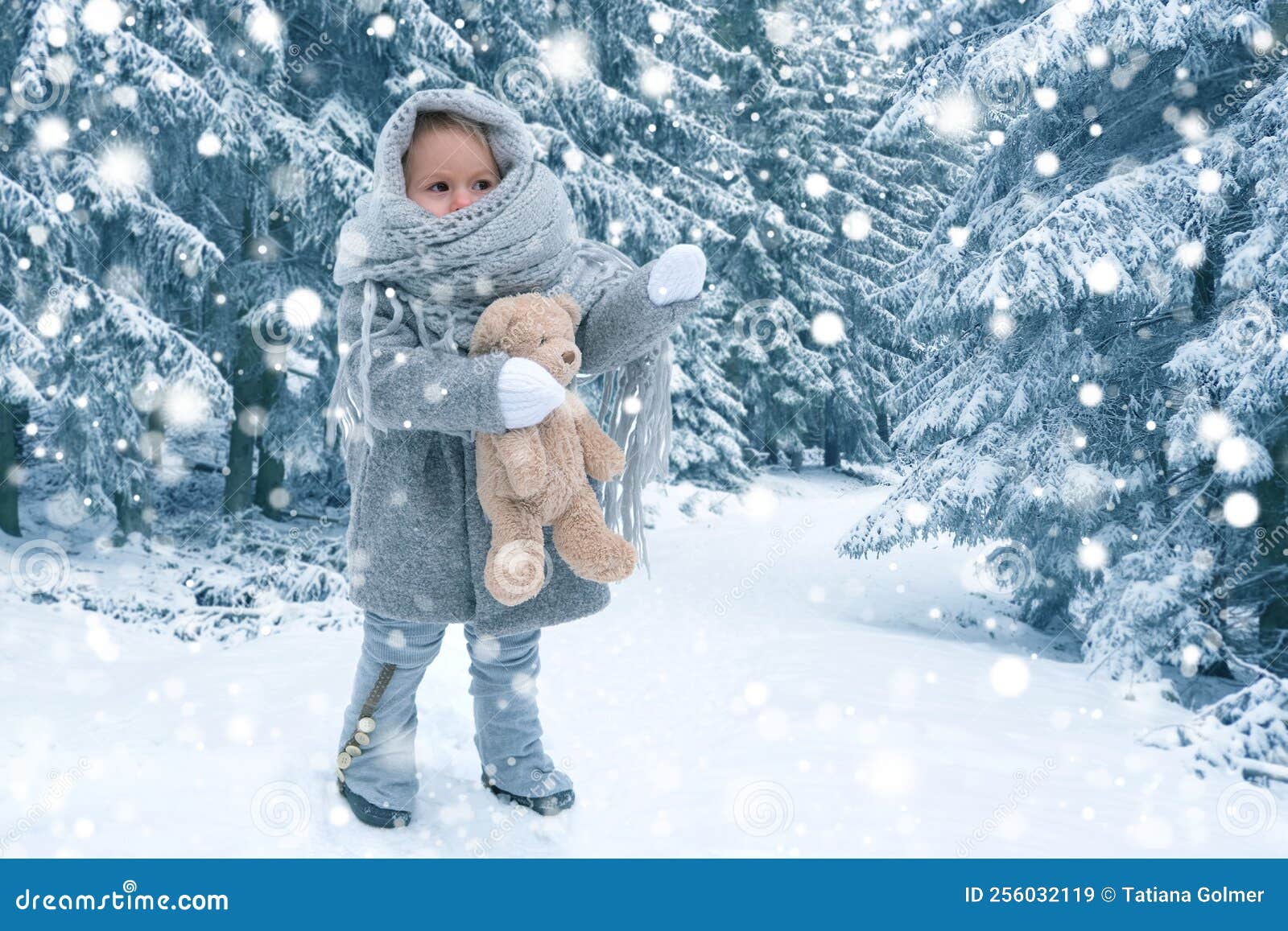 Linda Bebé De 2 Años En Invierno Cálido Ropa Retro Con Oso De Peluche En  Invierno Bebé De Bosque Está Envuelto En Chales De Punto Foto de archivo -  Imagen de cubo