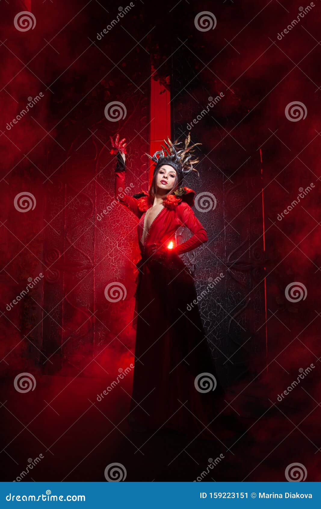 Lindas mulheres bruxas em longos vestidos vermelhos e pretos