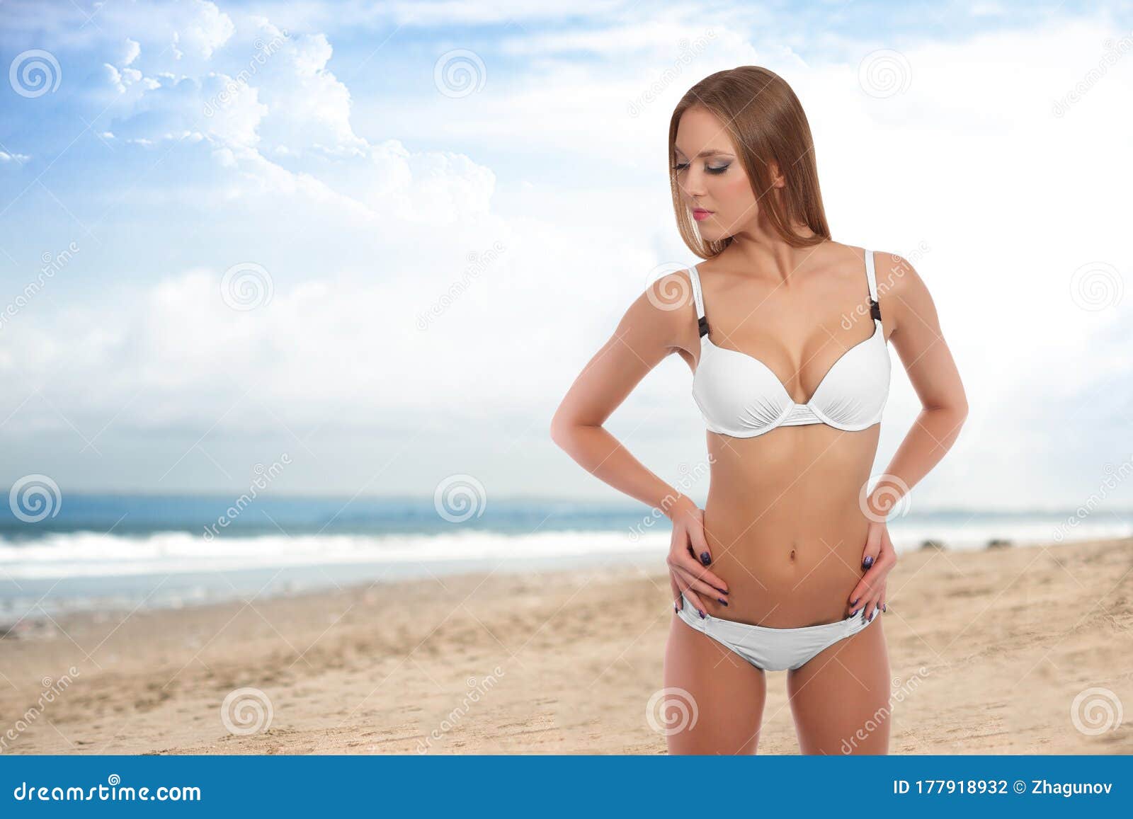 Costoso amplitud Mal Linda Chica En Bikini En La Playa Foto de archivo - Imagen de curtido,  persona: 177918932