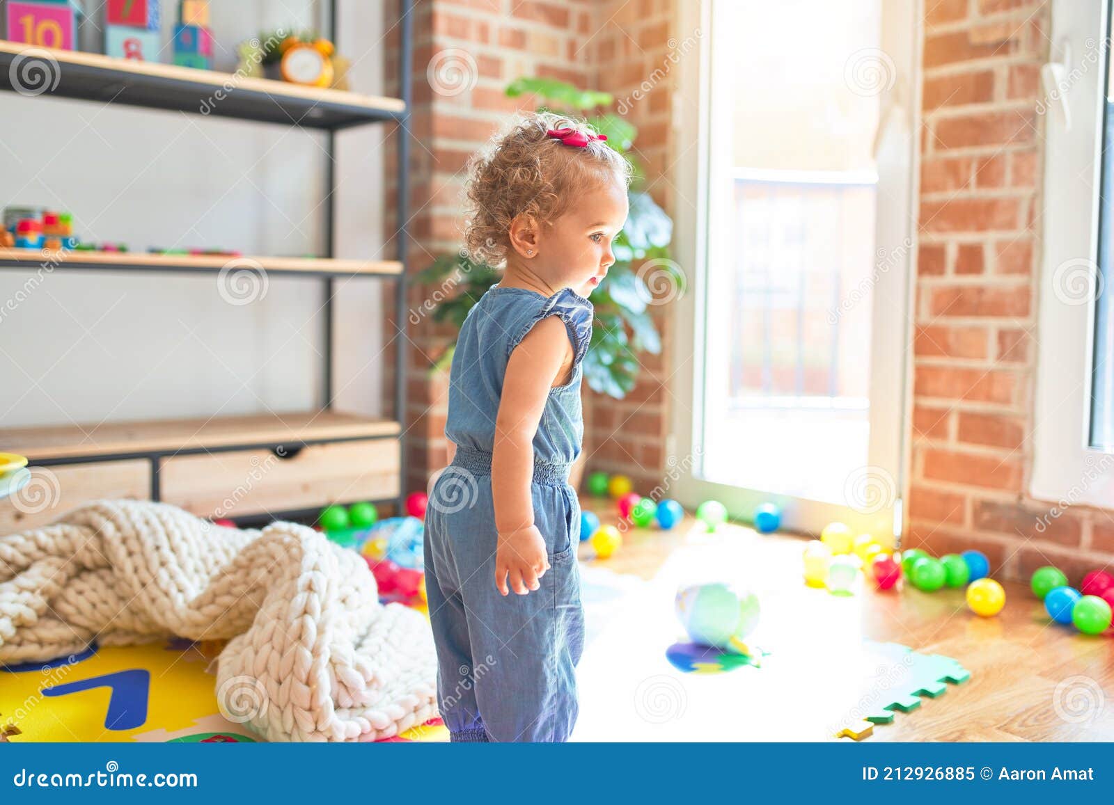 Jogo Feliz Da Menina Em Casa Criança Engraçada Que Tem O Divertimento Na  Sala De Crianças Imagem de Stock - Imagem de brincalhona, caucasiano:  129422317