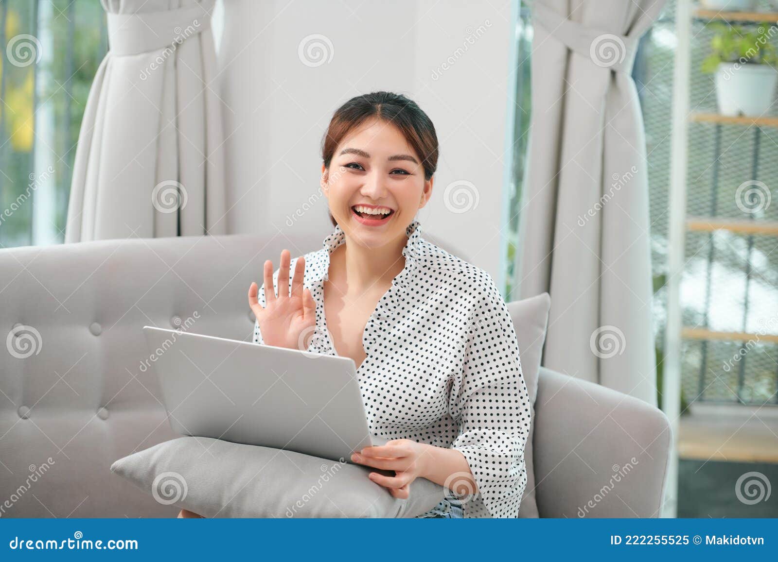 Linda Dama Alegre Usando Laptop Para Conversar Com Uma Foto De