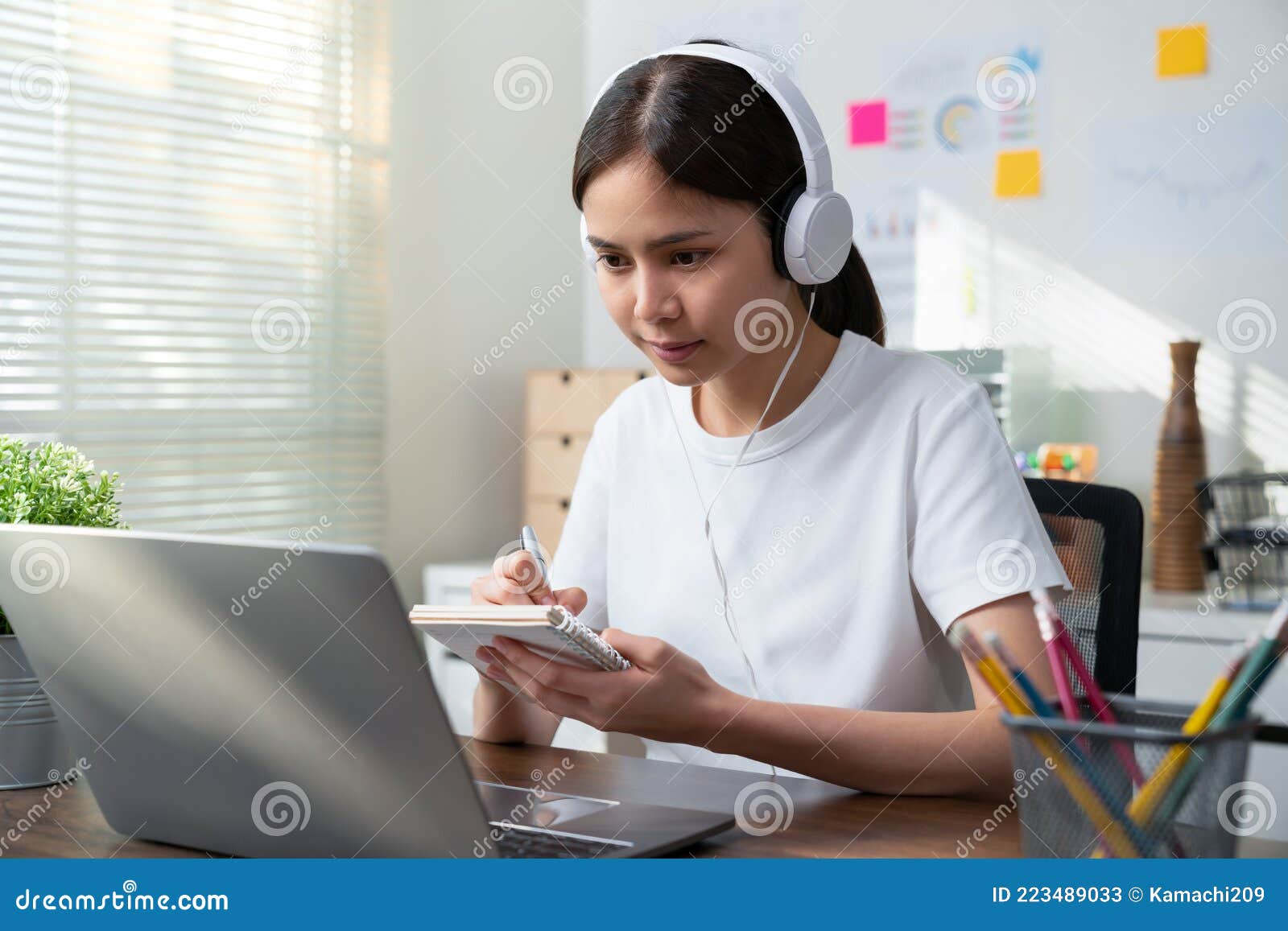 Linda Dama Alegre Usando Laptop Para Conversar Com Uma Foto De