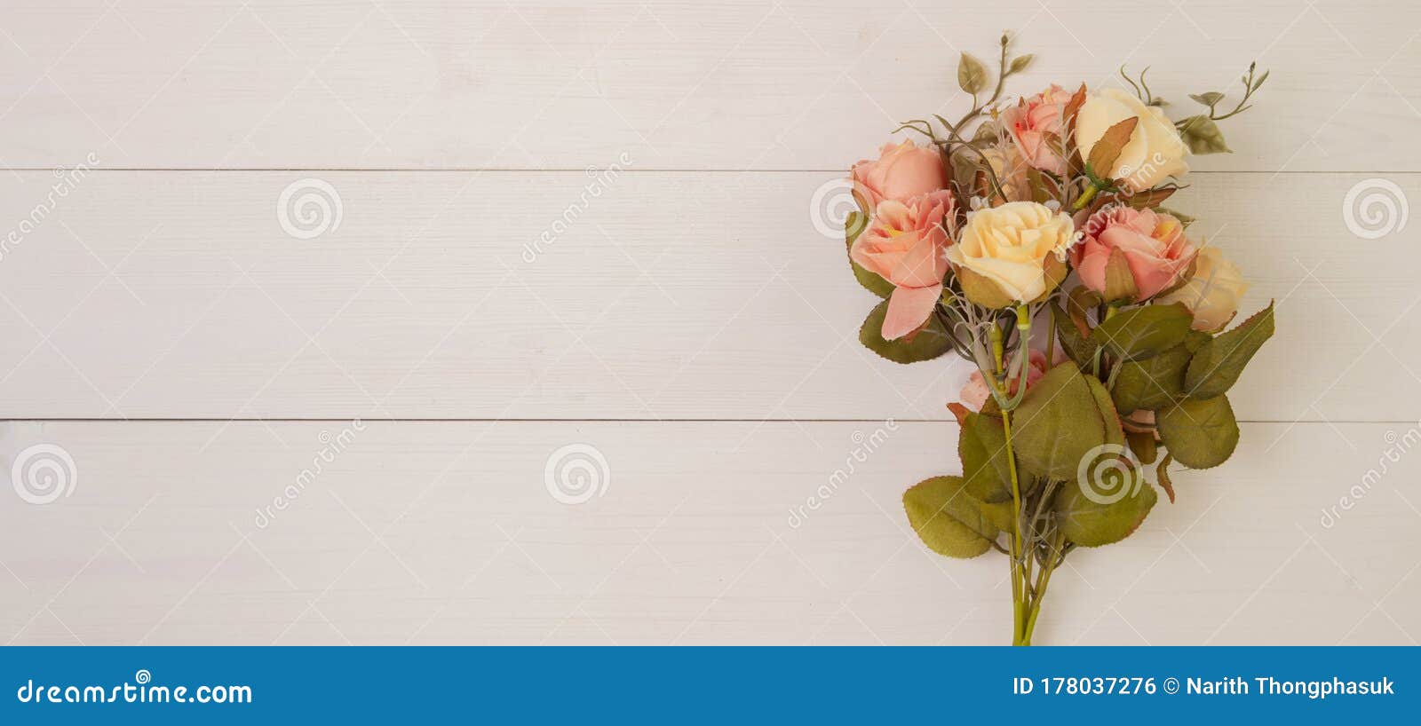 Linda Flor Em Fundo De Madeira Com Dia Romântico Da Mãe Ou Dia Dos  Namorados Com Tom Pastel Foto de Stock - Imagem de mola, antiguidade:  178037276