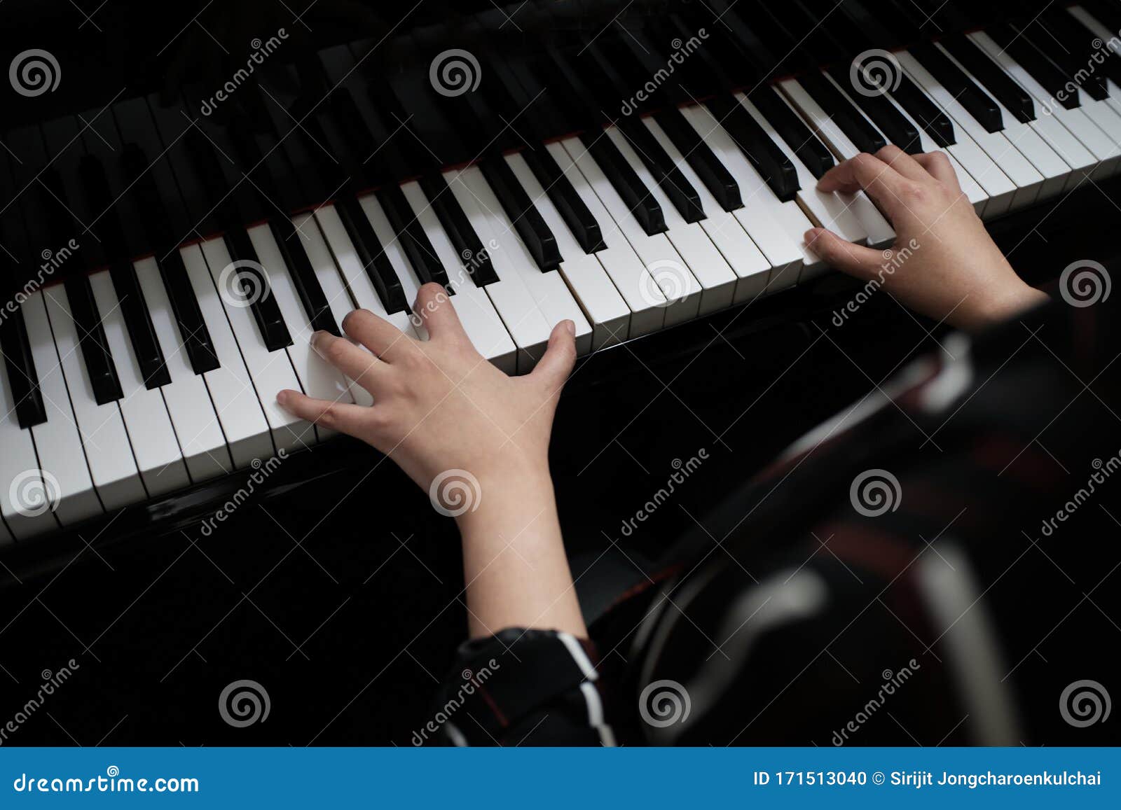 Criança asiática aprendendo a tocar piano online em casa
