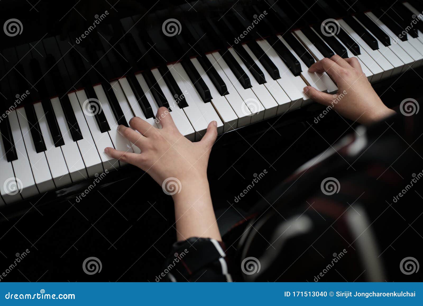 Linda garota asiática aprendendo música de piano online com