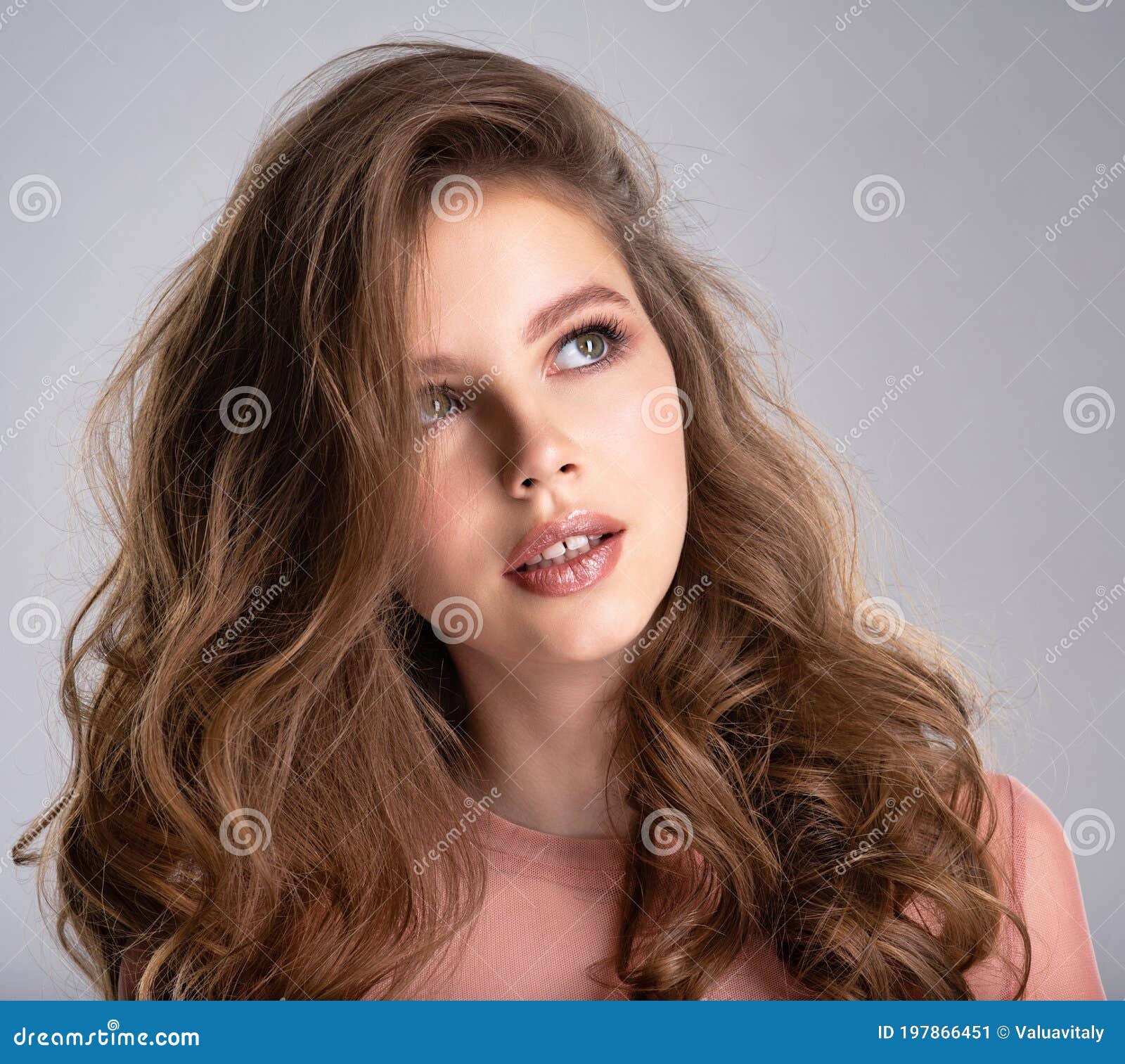 Cabelo. linda garota com cabelo longo ondulado e brilhante. mulher morena  com penteado encaracolado lindo. cuidado capilar. cabelo comprido saudável.  mulher modelo de beleza. cabelo castanho.