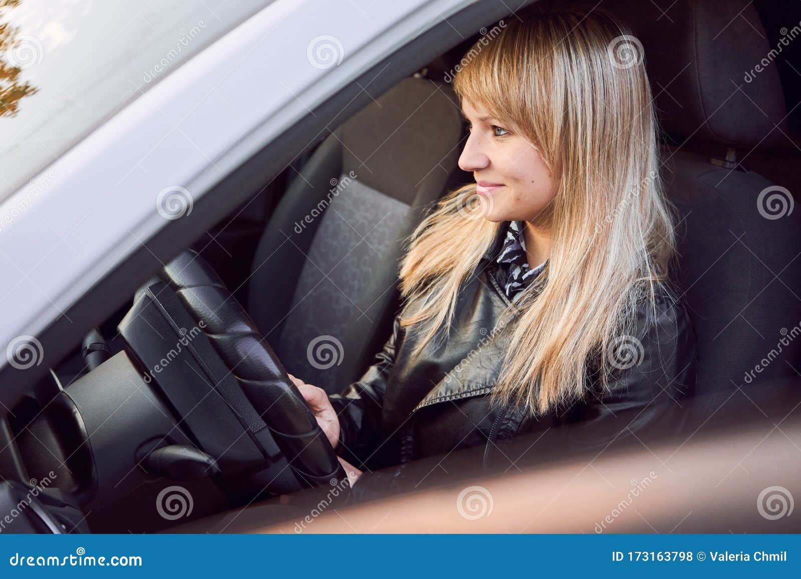 Imagem de um carro com meninas lindas no desfile.