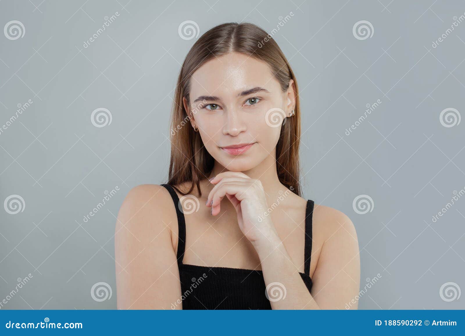 Foto de Menina Bonita Com Cabelo Saqueado Vermelho Sem Maquiagem Olha Para  Longe Em Um Fundo Bege No Estúdio e mais fotos de stock de Beleza natural -  Pessoas - iStock