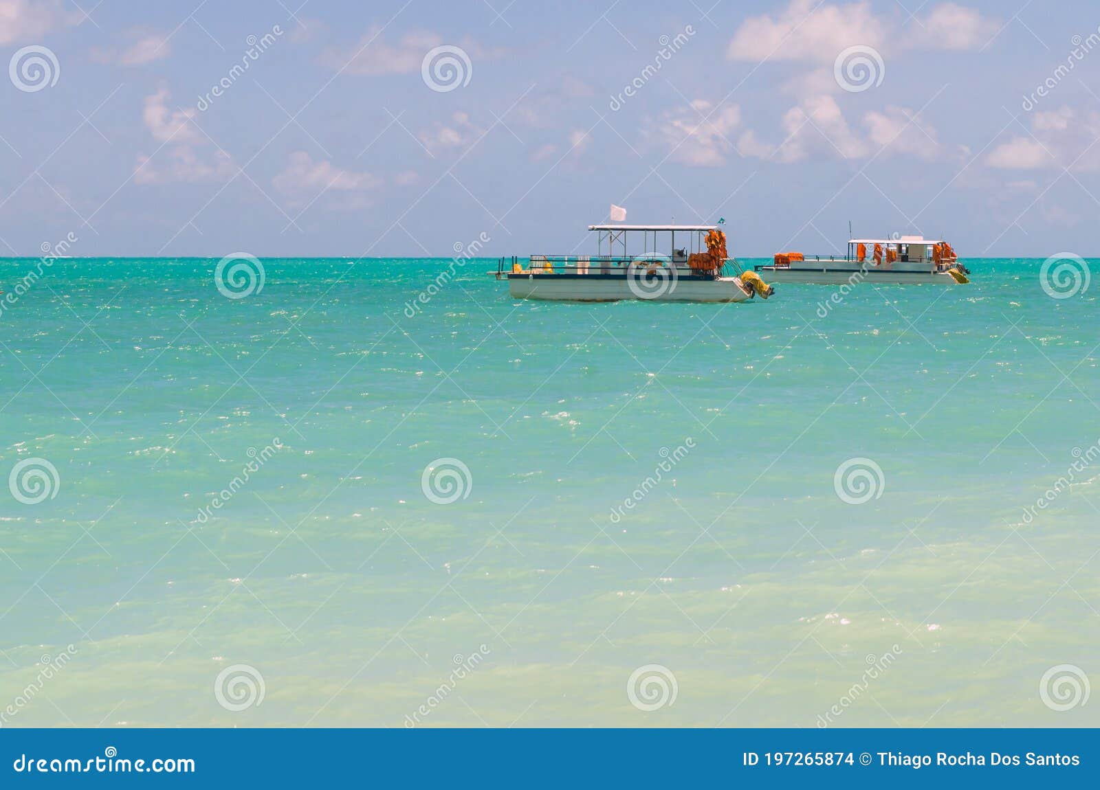 linda imagem de barco navegando em um paraÃÂ­so tropical.beautifu