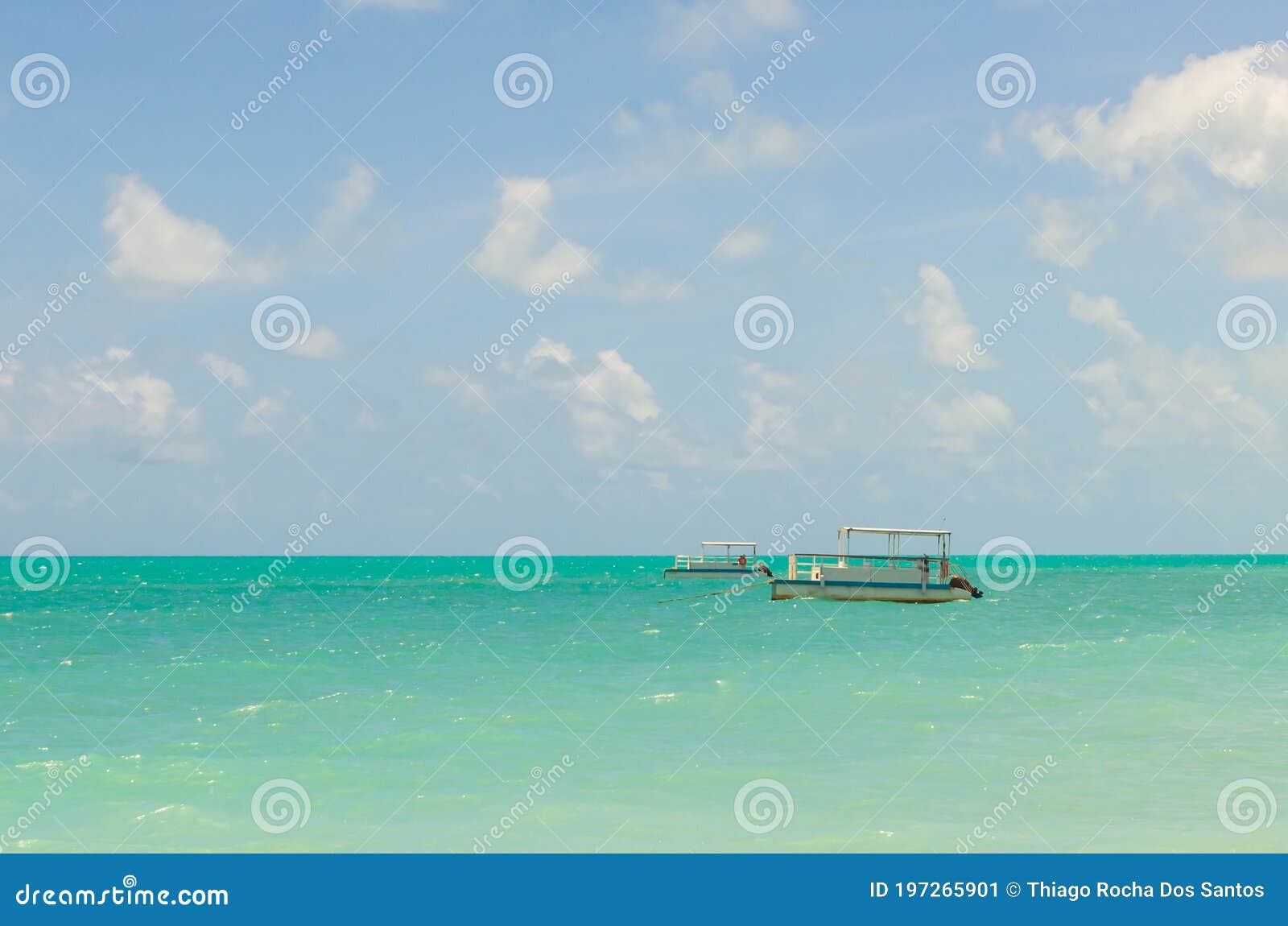 linda imagem de barco navegando em um paraÃÂ­so tropical.beautifu