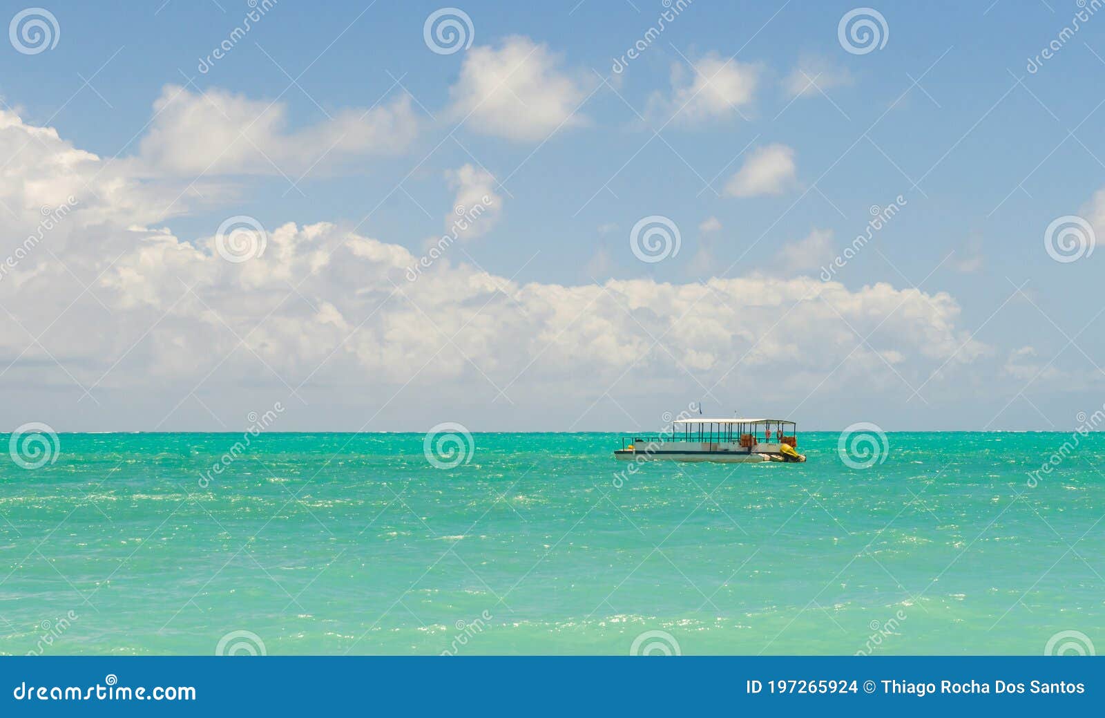 linda imagem de barco navegando em um paraÃÂ­so tropical.beautifu
